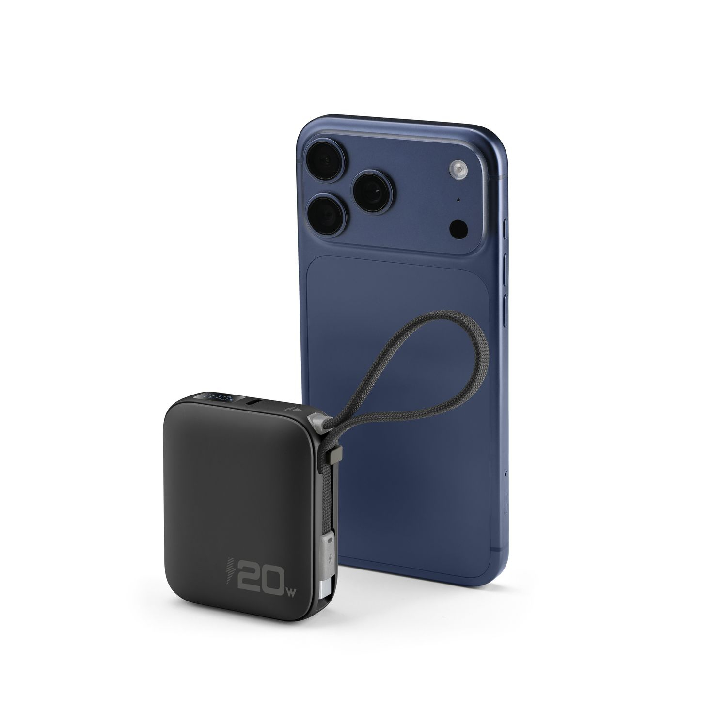 Un cargador negro de 20W está junto a un smartphone azul.