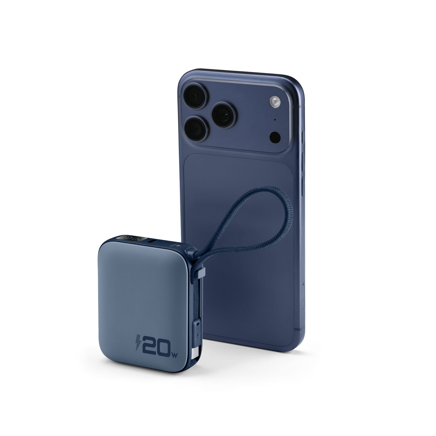 Un cargador compacto azul con marca de 20W junto a un smartphone azul.
