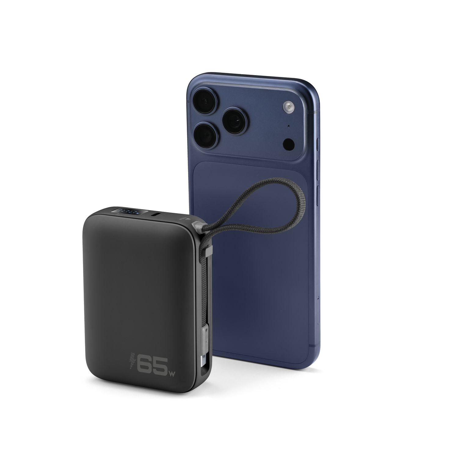 Batería compacta negra de 65W junto a un smartphone azul.