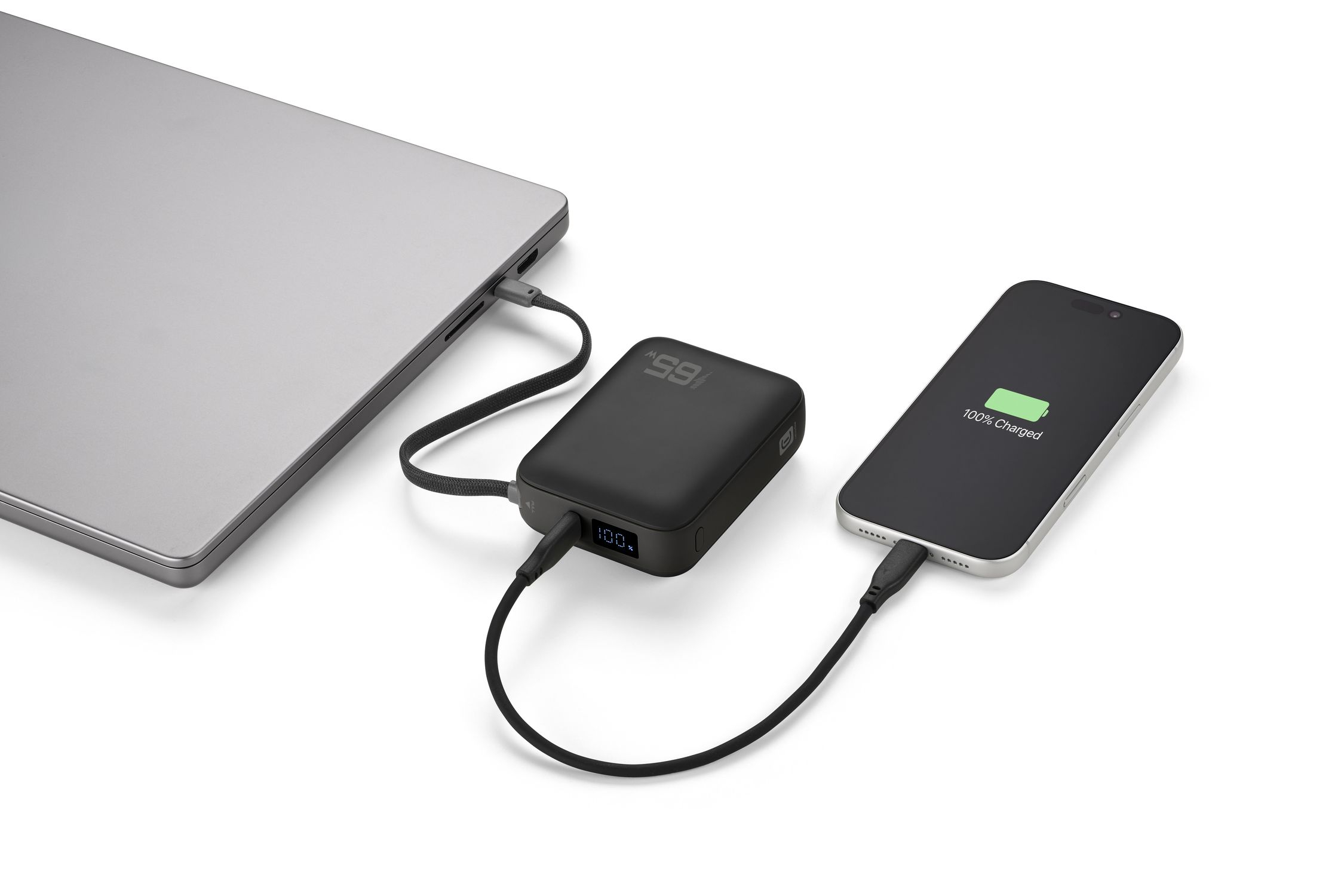 Un power bank negro carga un iPhone al 100%.