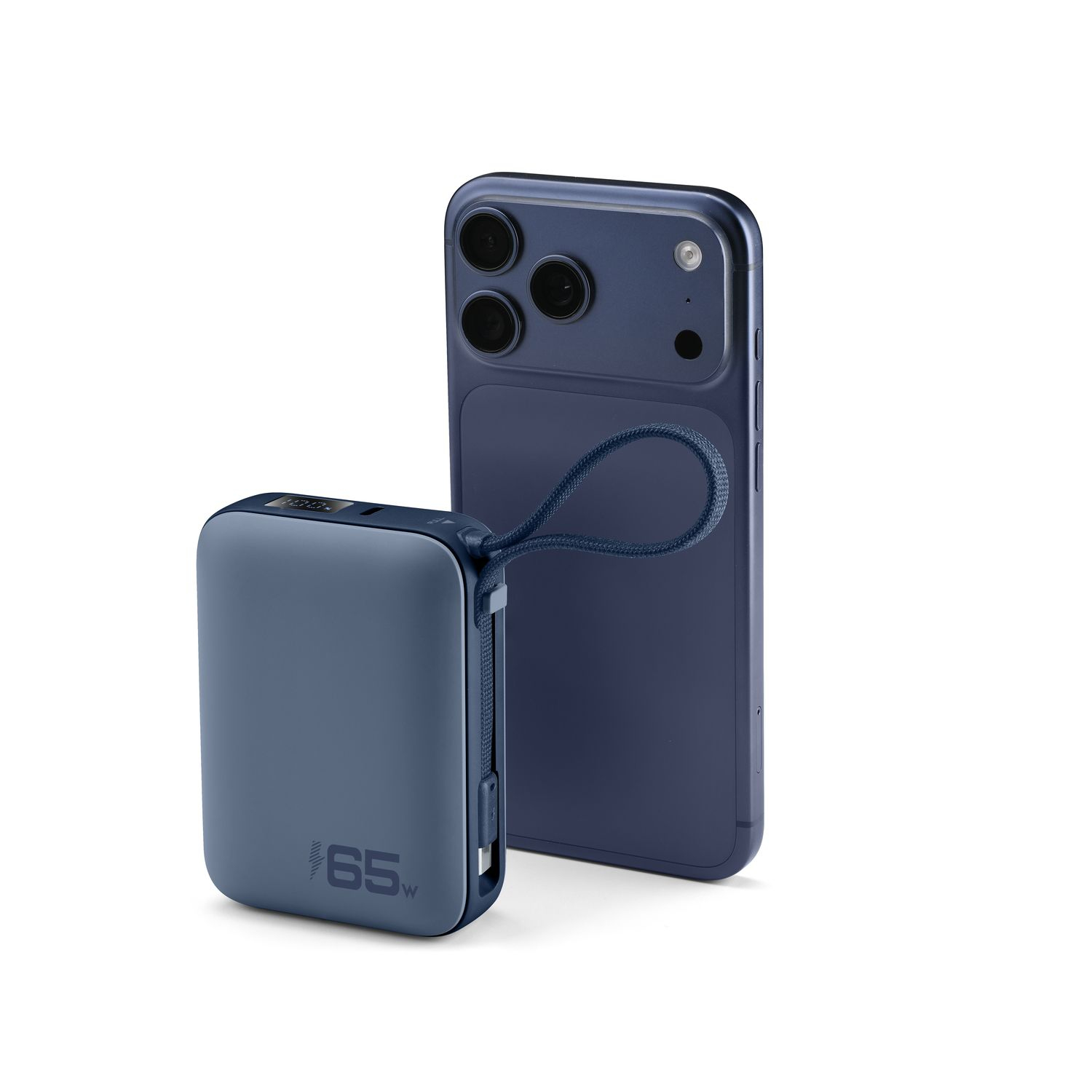 Un banco de energía azul y un teléfono inteligente azul sobre fondo blanco.