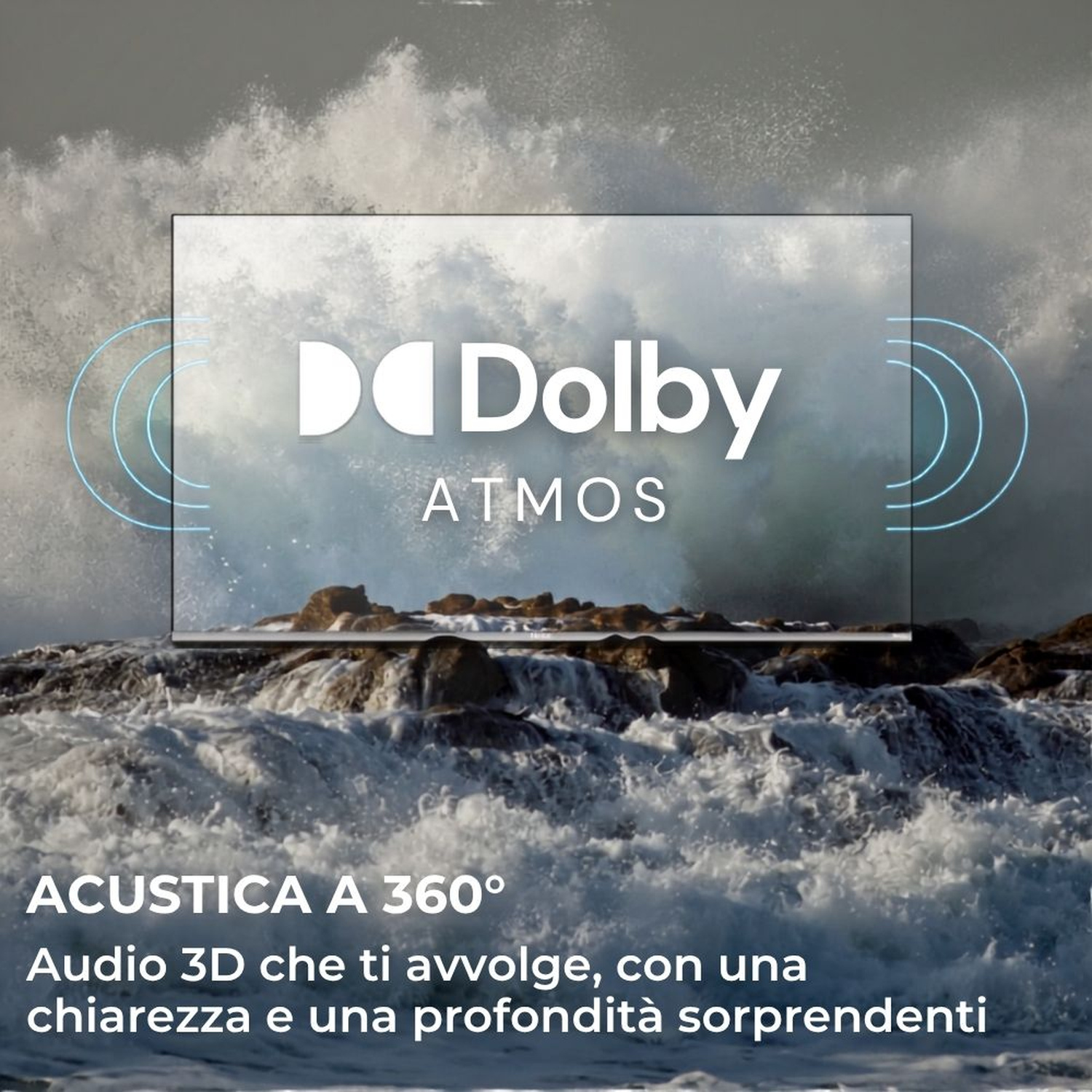 Logo Dolby Atmos su mare in tempesta con onde e rocce. Testo "ACUSTICA A 360°".