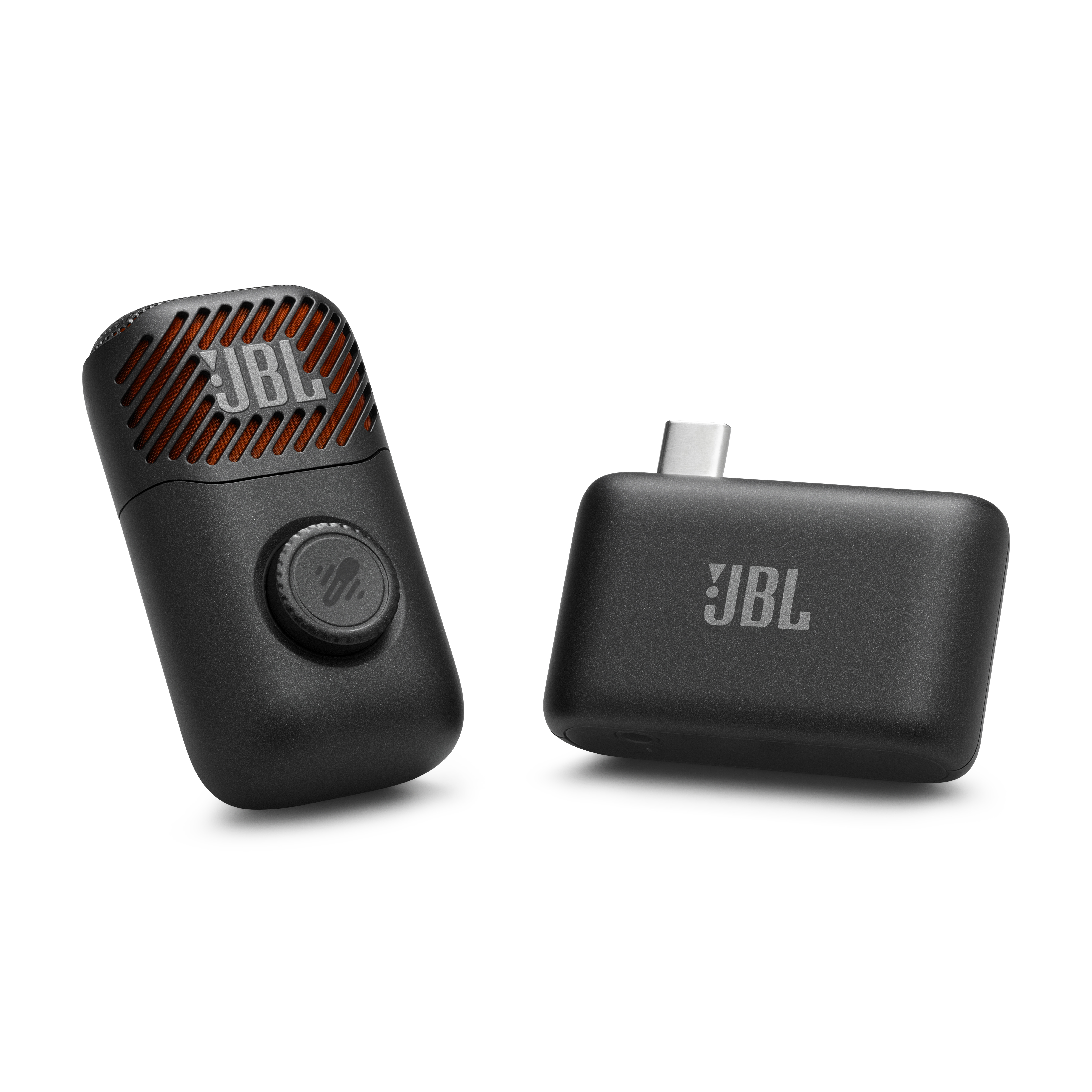 Zwei schwarze JBL-Geräte, eines mit USB-C-Anschluss, das andere mit orangefarbener Lüftung.