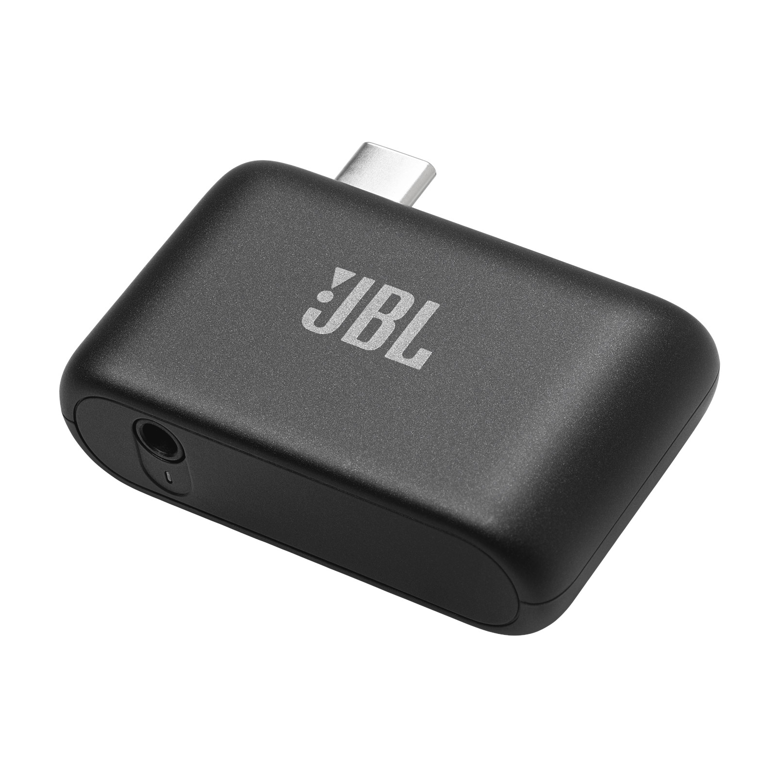 Ein schwarzer JBL USB-C Adapter mit Kopfhöreranschluss und silbernem Stecker.