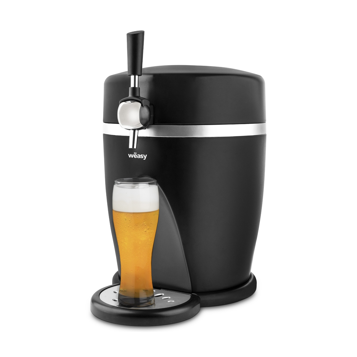 Dispenser di birra nero con rubinetto e bicchiere pieno davanti, isolato su bianco.