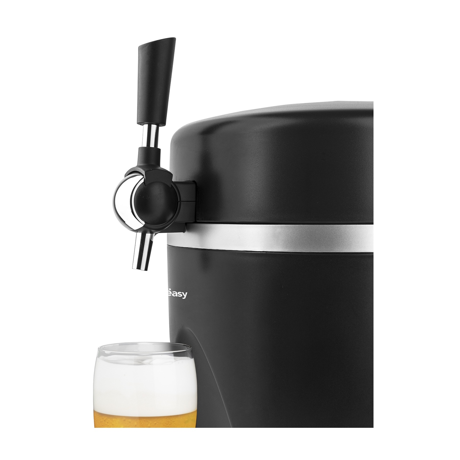Un rubinetto della birra nero con un bicchiere di birra sotto su sfondo bianco.