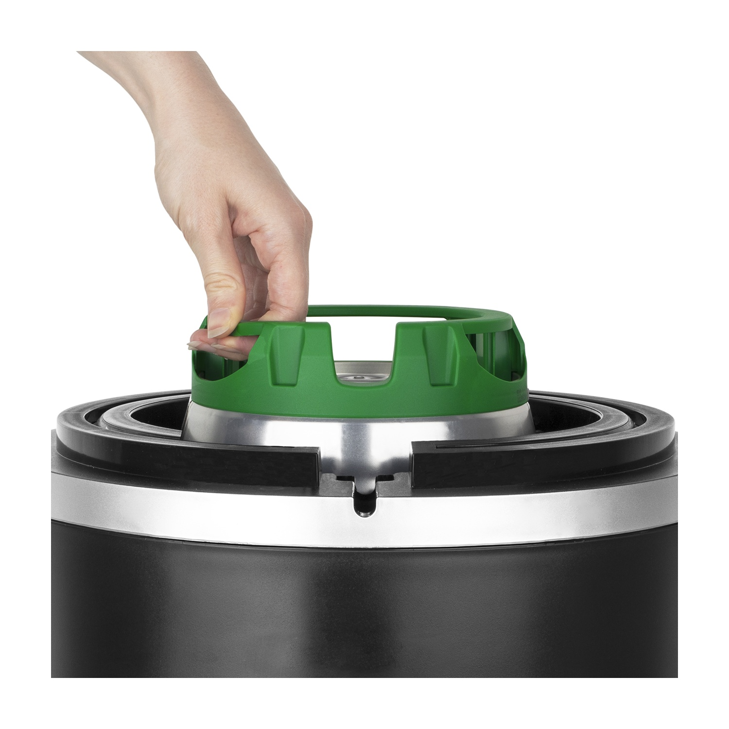 Una mano posa un coperchio verde di plastica su un barile nero con banda argentata.