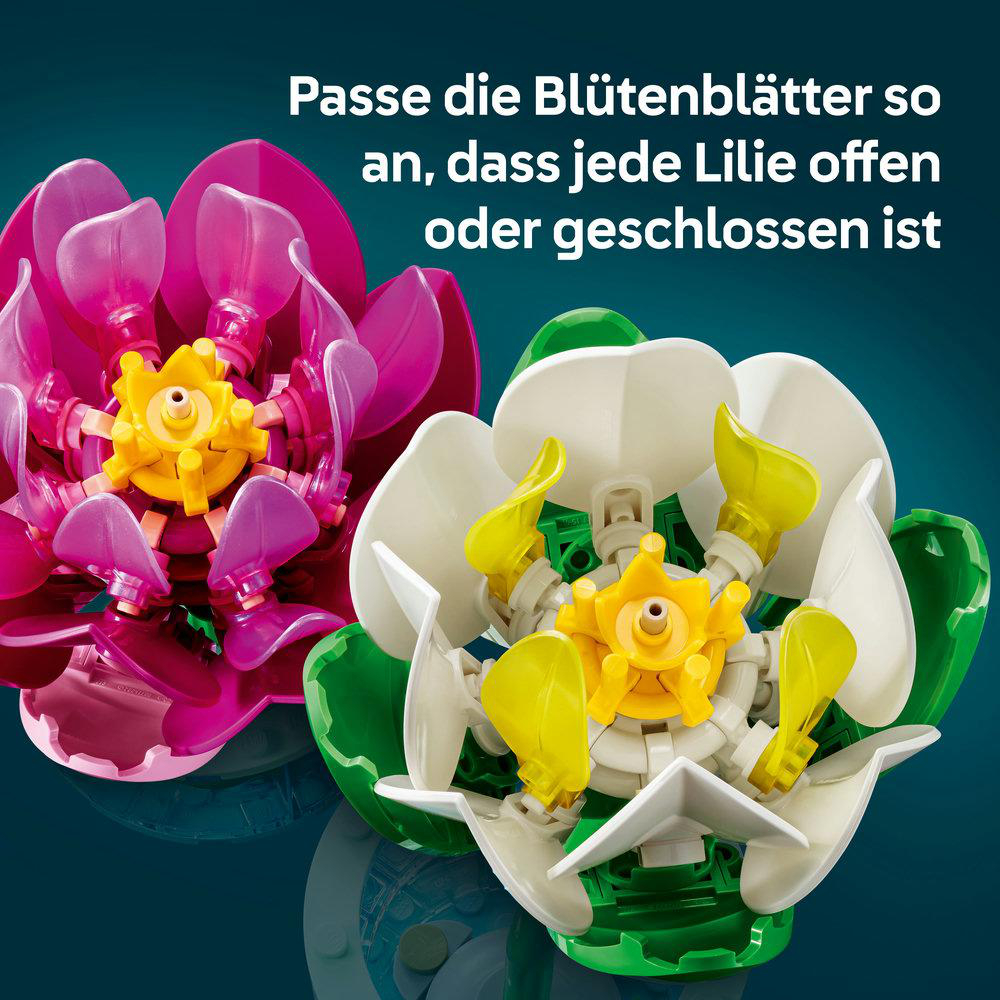 Zwei Lego-Blumenmodelle, eine pinkfarbene und eine weiße mit gelben und grünen Akzenten.