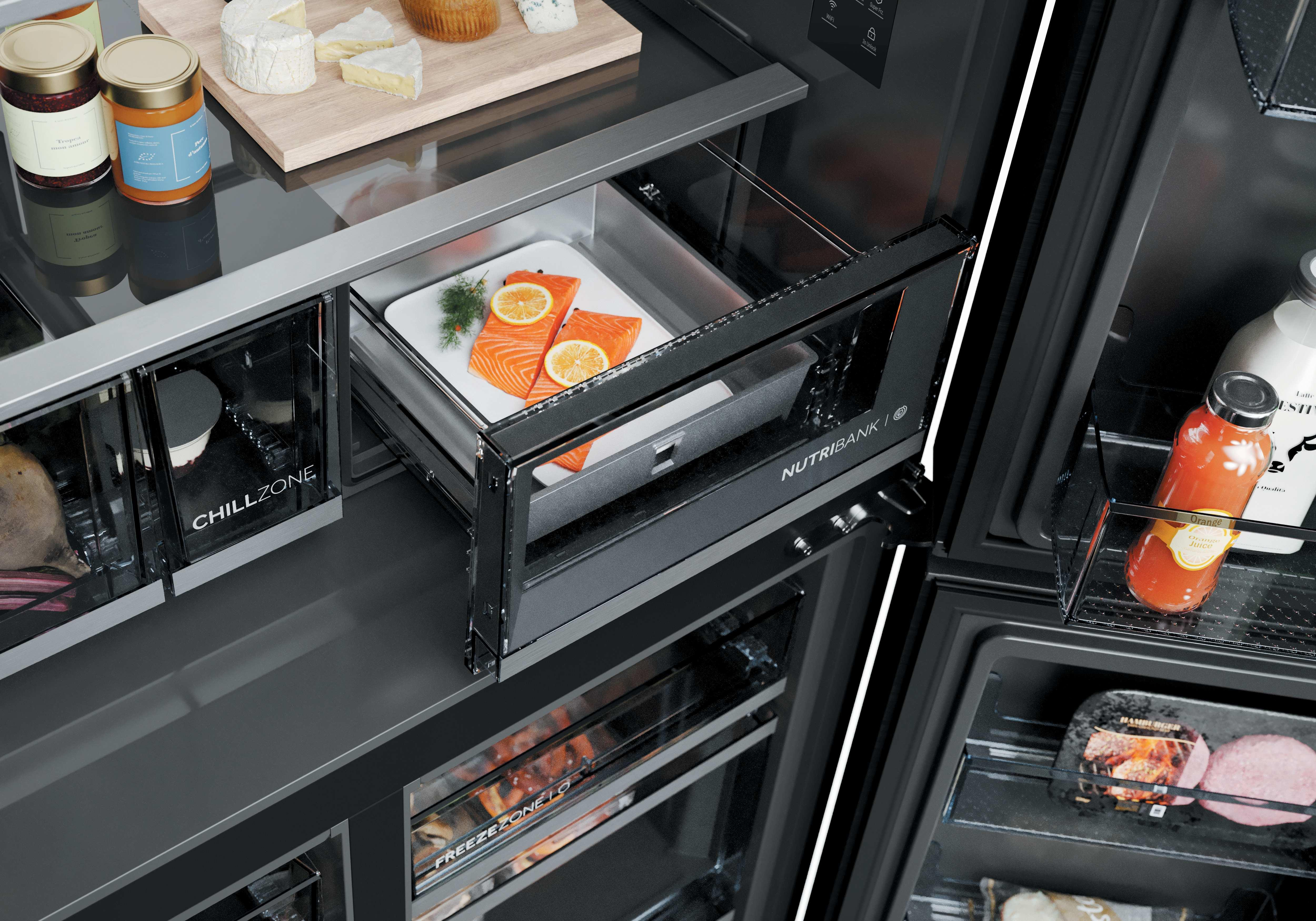 Interior de refrigerador con queso, mermeladas, salmón, jugo y hamburguesas.