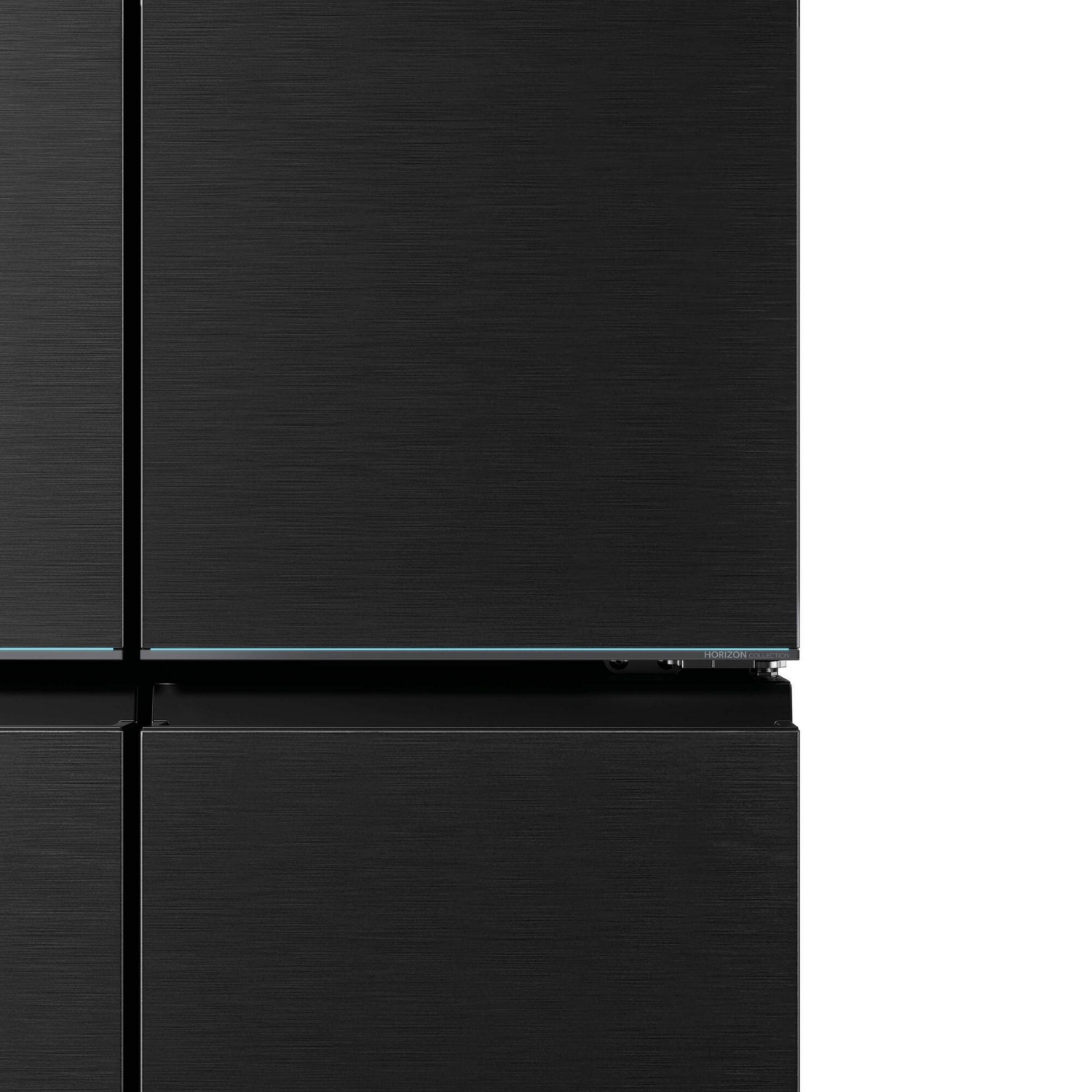 Refrigerador negro con acabado cepillado y tira azul.