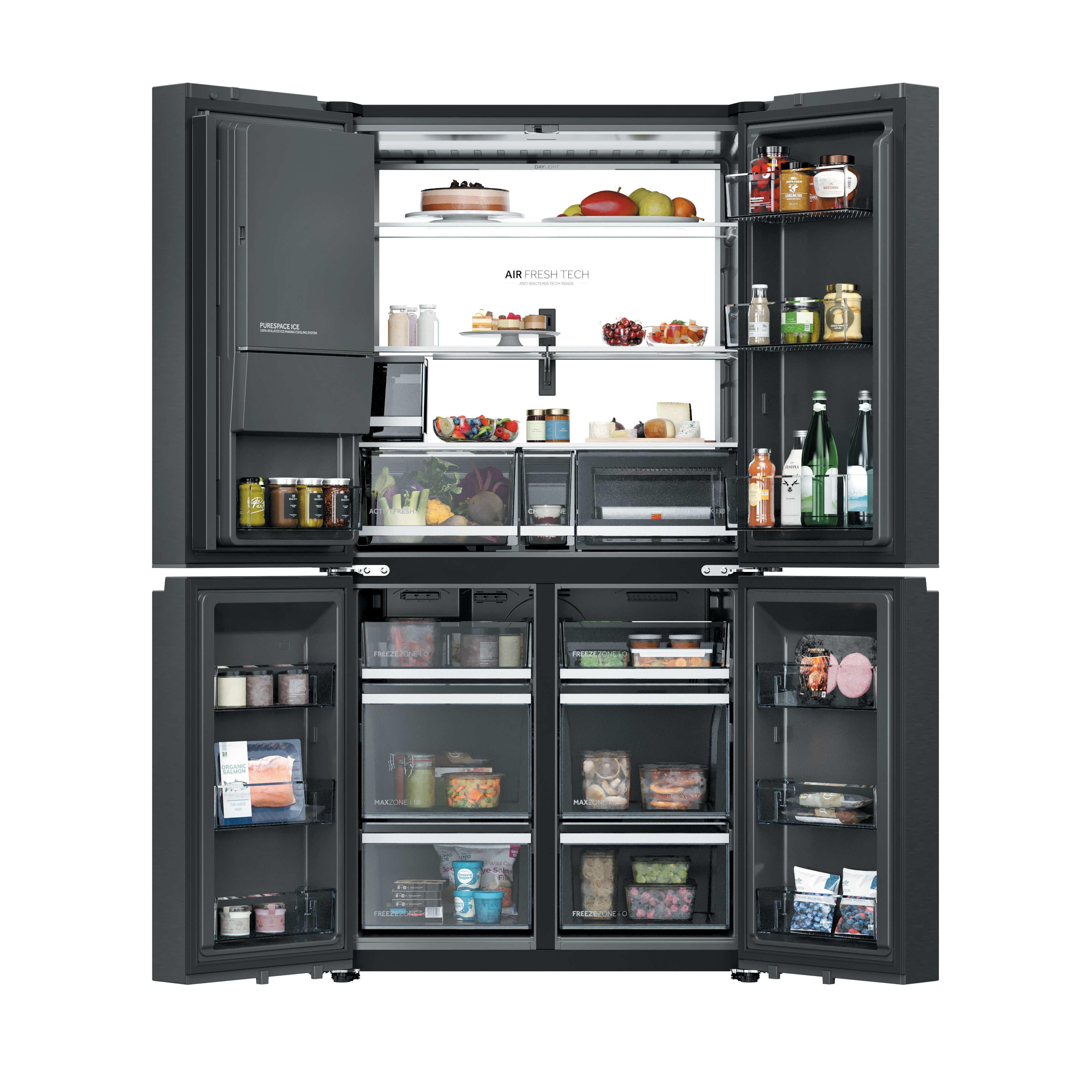 Un refrigerador negro abierto lleno de alimentos.
