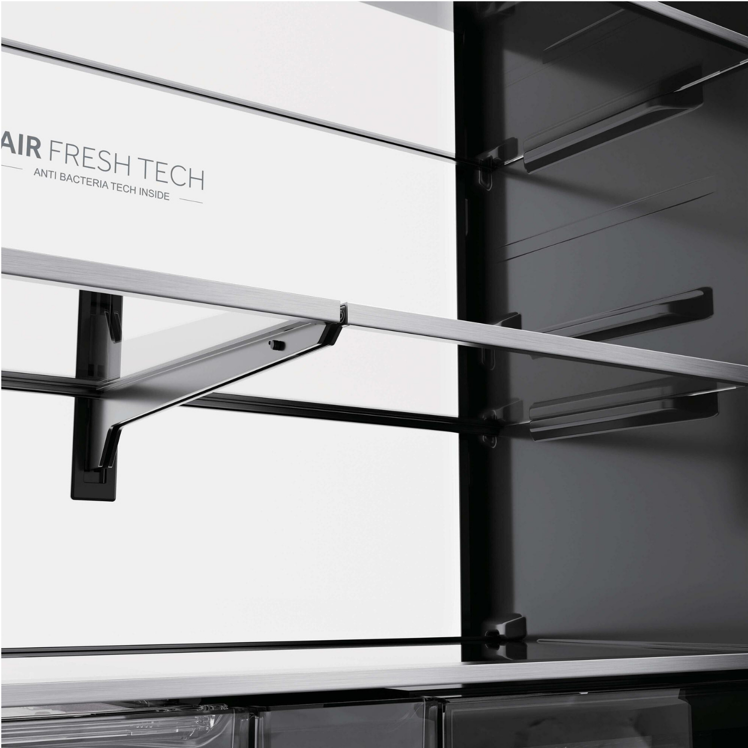 Primer plano del interior de un refrigerador con "AIR FRESH TECH" y estantes de vidrio.