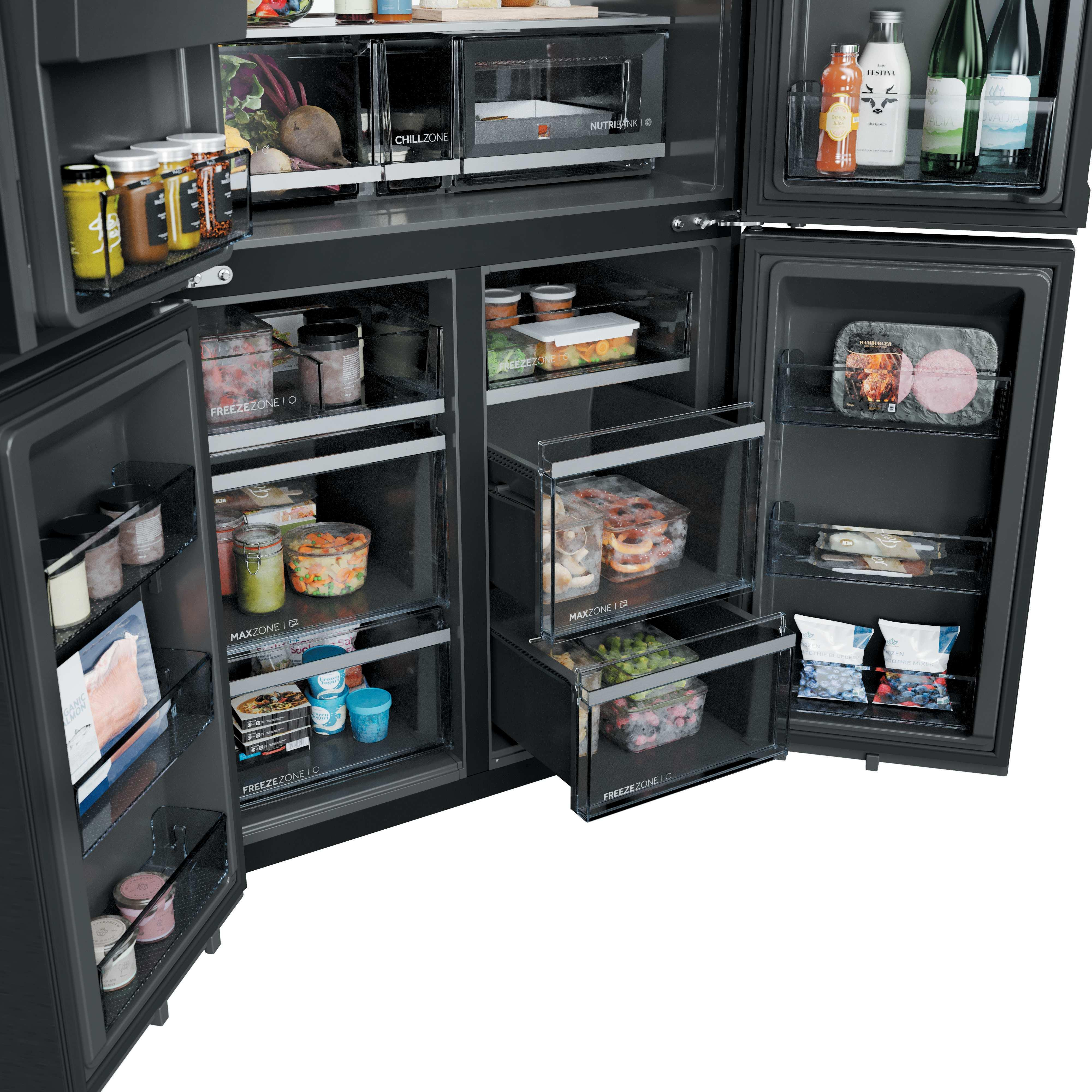 Un refrigerador negro abierto lleno de varios alimentos y bebidas en estantes y cajones.