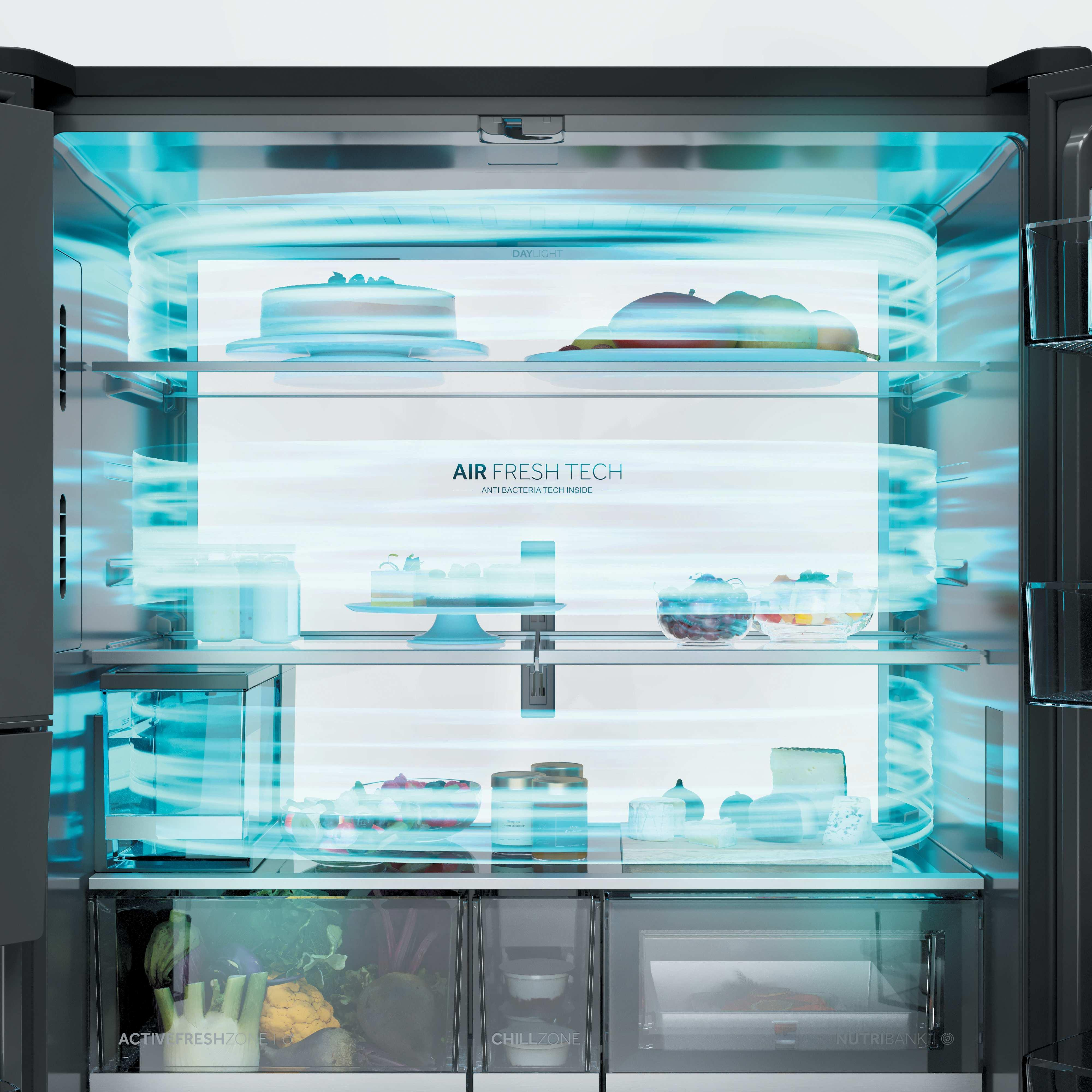 Interior de un refrigerador con flujo de aire azul, pasteles, frutas y verduras.