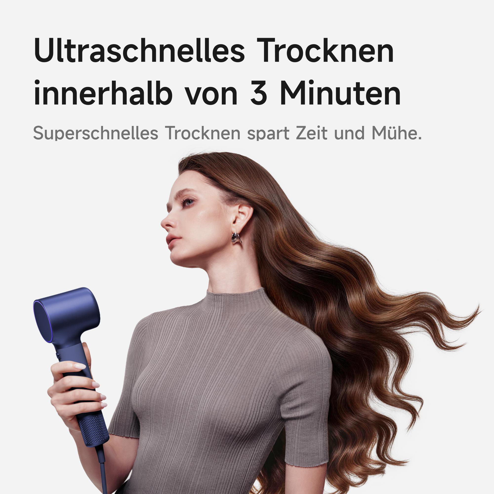 Frau mit langen braunen Haaren hält einen blauen Haartrockner. Text: Ultraschnelles Trocknen.