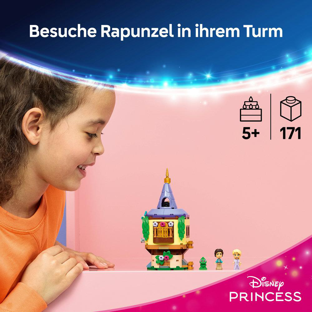 Ein Mädchen schaut auf einen Disney Prinzessin Rapunzel Lego Turm mit Figuren. Alter 5+, 171 Teile.