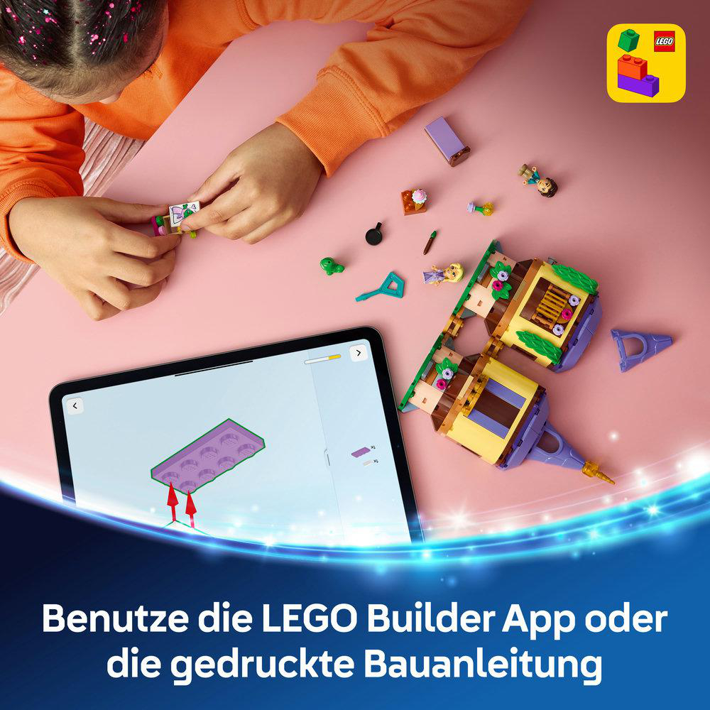 Kind baut Lego mit Tablet und Anleitung. Viele Teile liegen auf rosa Untergrund.