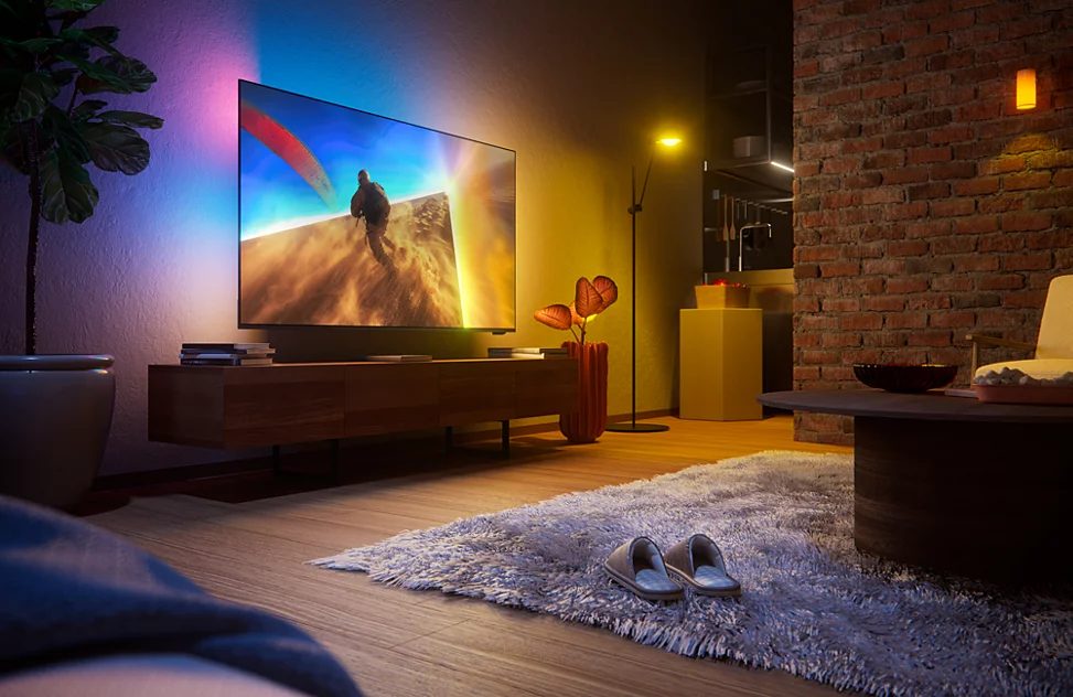 Ein Mann mit Gleitschirm fliegt über eine Wüstenlandschaft, beleuchtet von einem Fernseher.