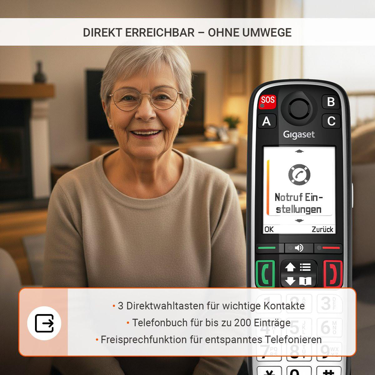 Eine ältere Frau lächelt neben einem Gigaset-Telefon mit Notrufeinstellungen.