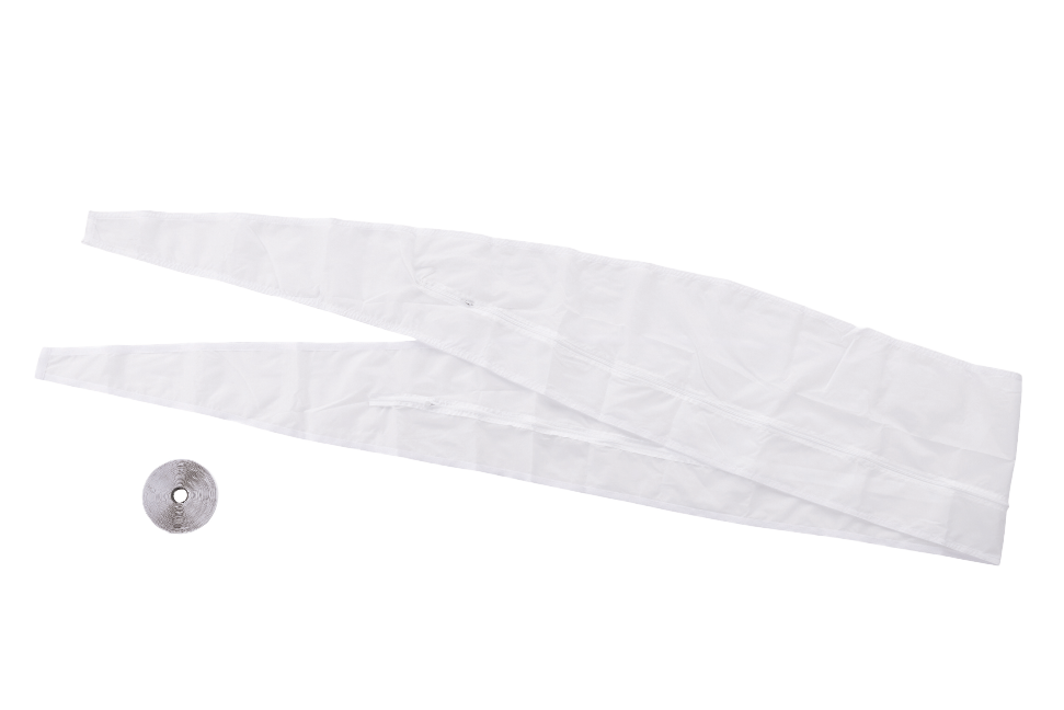 Una tira de tela blanca con cremallera y un rollo de velcro.