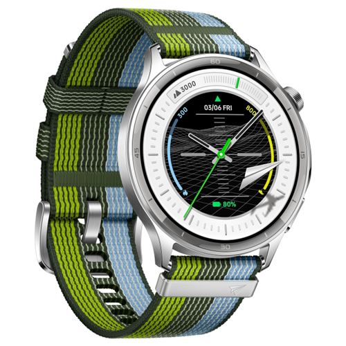 Reloj inteligente plateado con correa de tela a rayas verdes y azules y pantalla digital.