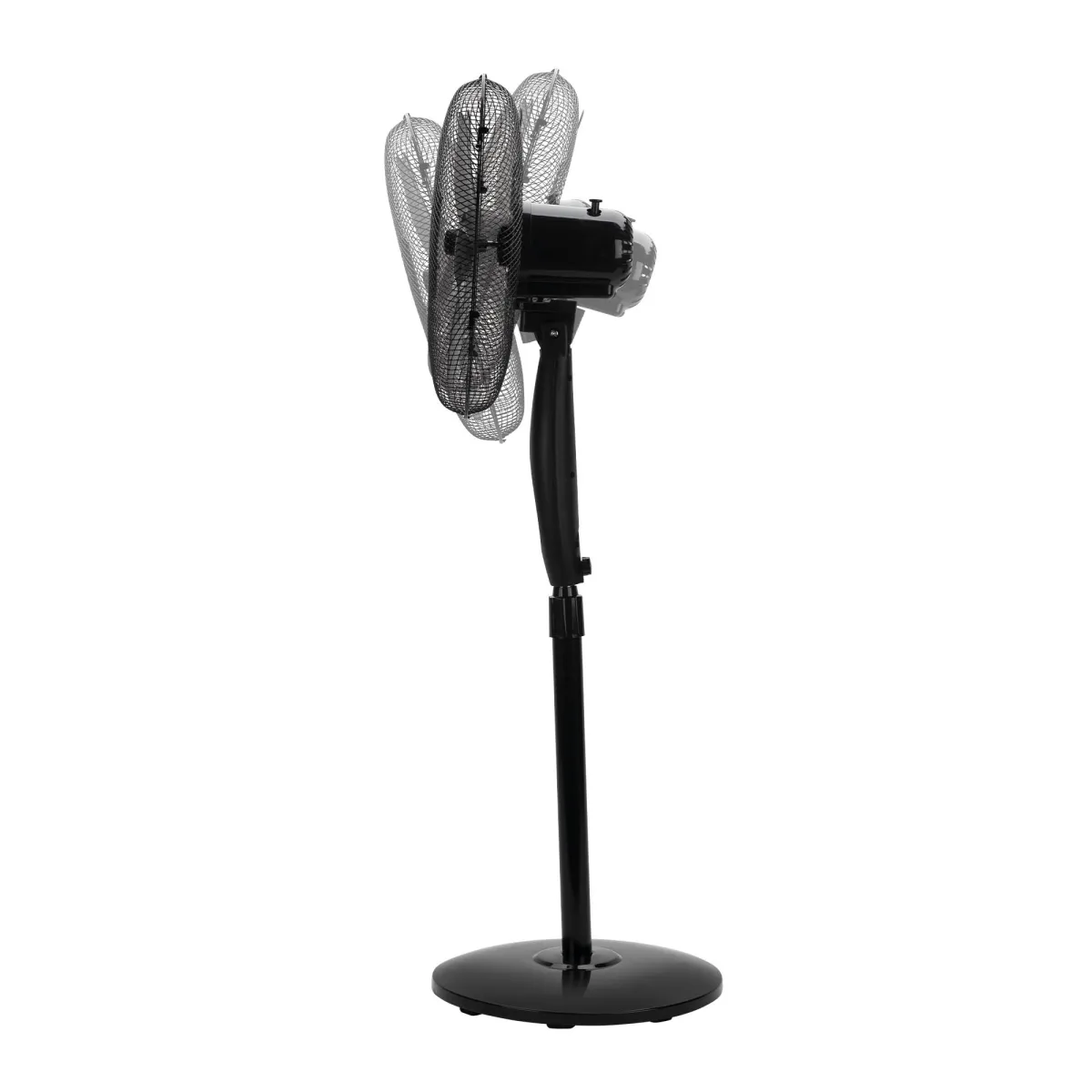 Se muestra un ventilador de pedestal oscilante negro con rejilla metálica sobre fondo blanco.