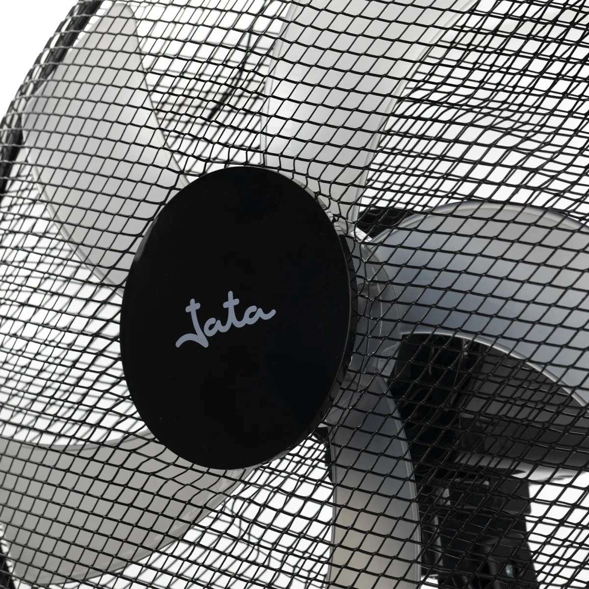 Primer plano de un ventilador negro con un logo redondo negro que dice "Jata"