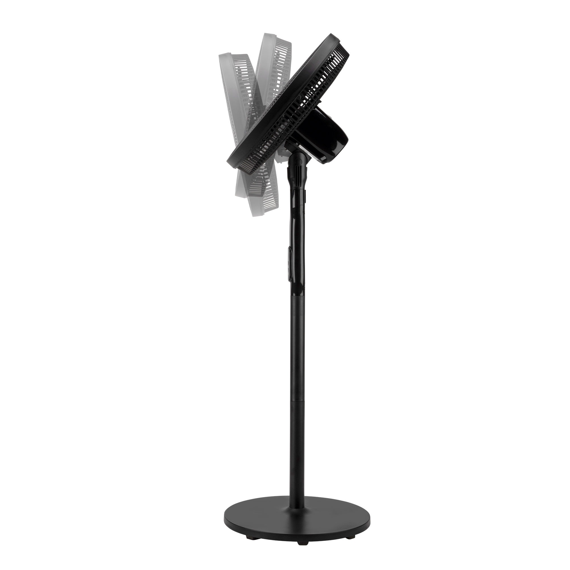 Un ventilador de pie negro con cabeza ajustable sobre fondo blanco.