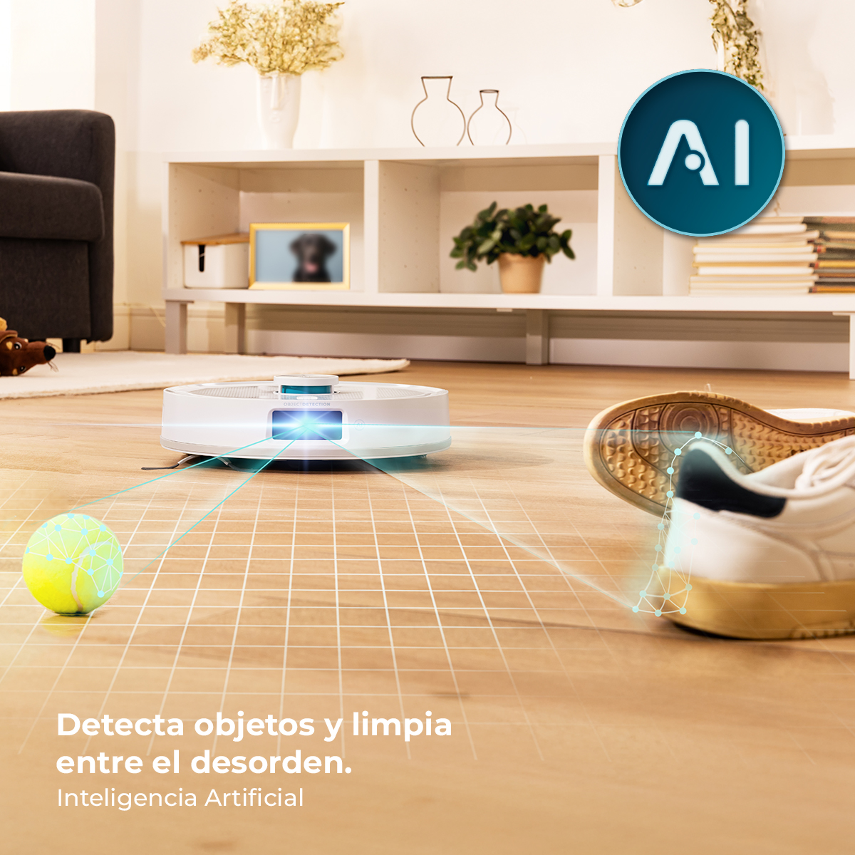 Aspiradora robot blanca detecta pelota y zapato, limpiando suelo de salón.