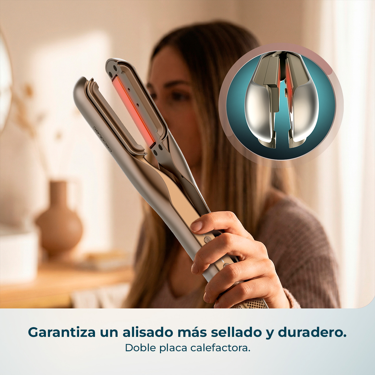 Mujer sujetando una plancha de pelo gris plateada con elementos calefactores rojos.