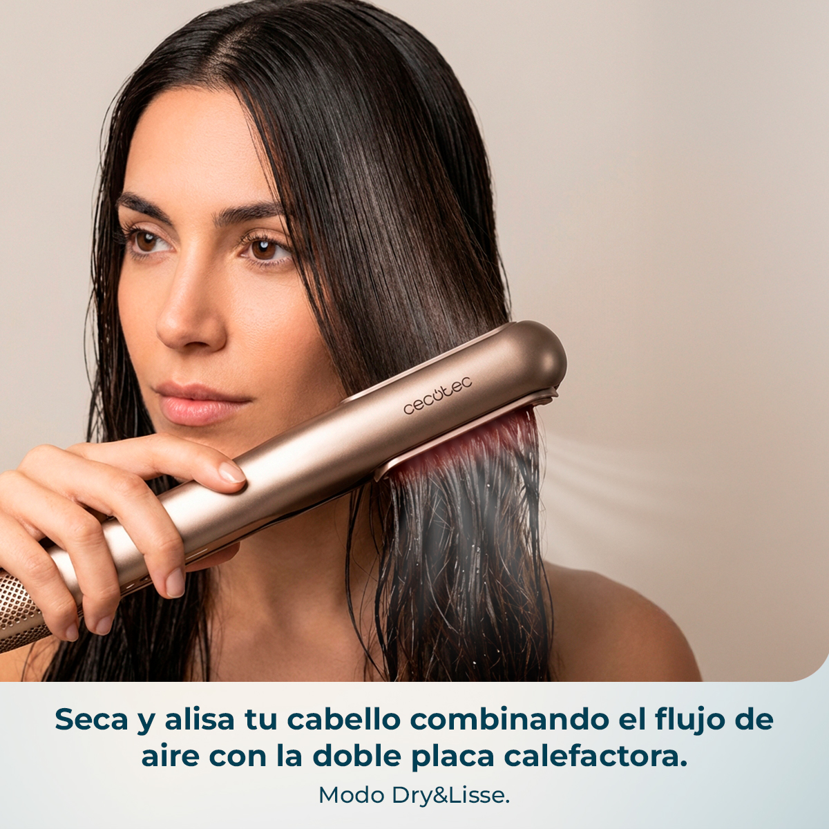 Una mujer peina su cabello mojado con una plancha dorada que emite aire y calor.
