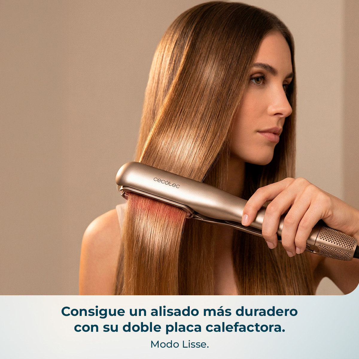 Mujer alisando su pelo castaño con una plancha dorada Cecotec.