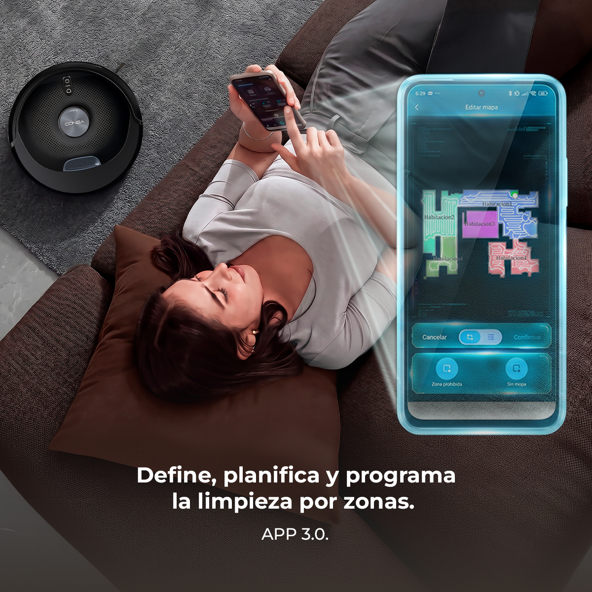 Una mujer en un sofá usa una app móvil que muestra un mapa de habitaciones de aspiradora robot.