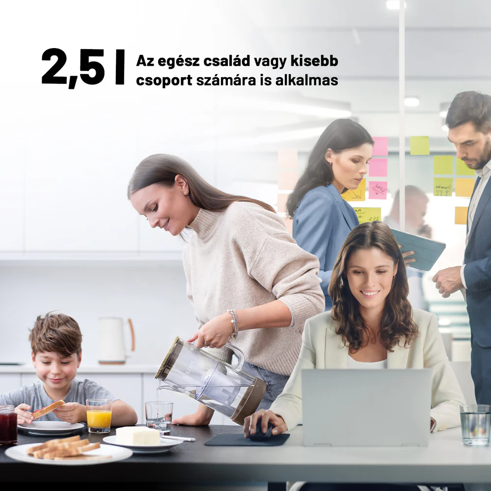 Család reggelizik: Anya vizet tölt, fiú pirítóst eszik, nő laptopon dolgozik.