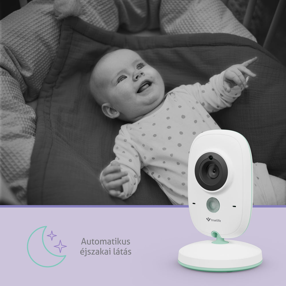 Baba kiságyban, elöl fehér bébiőrrel. Szöveg: Automatikus éjjellátás.