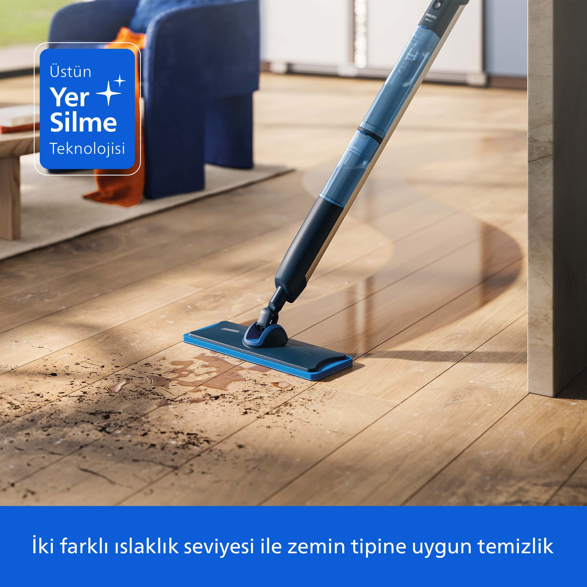 Bir paspas, su ve kirle ahşap zemini temizliyor.
