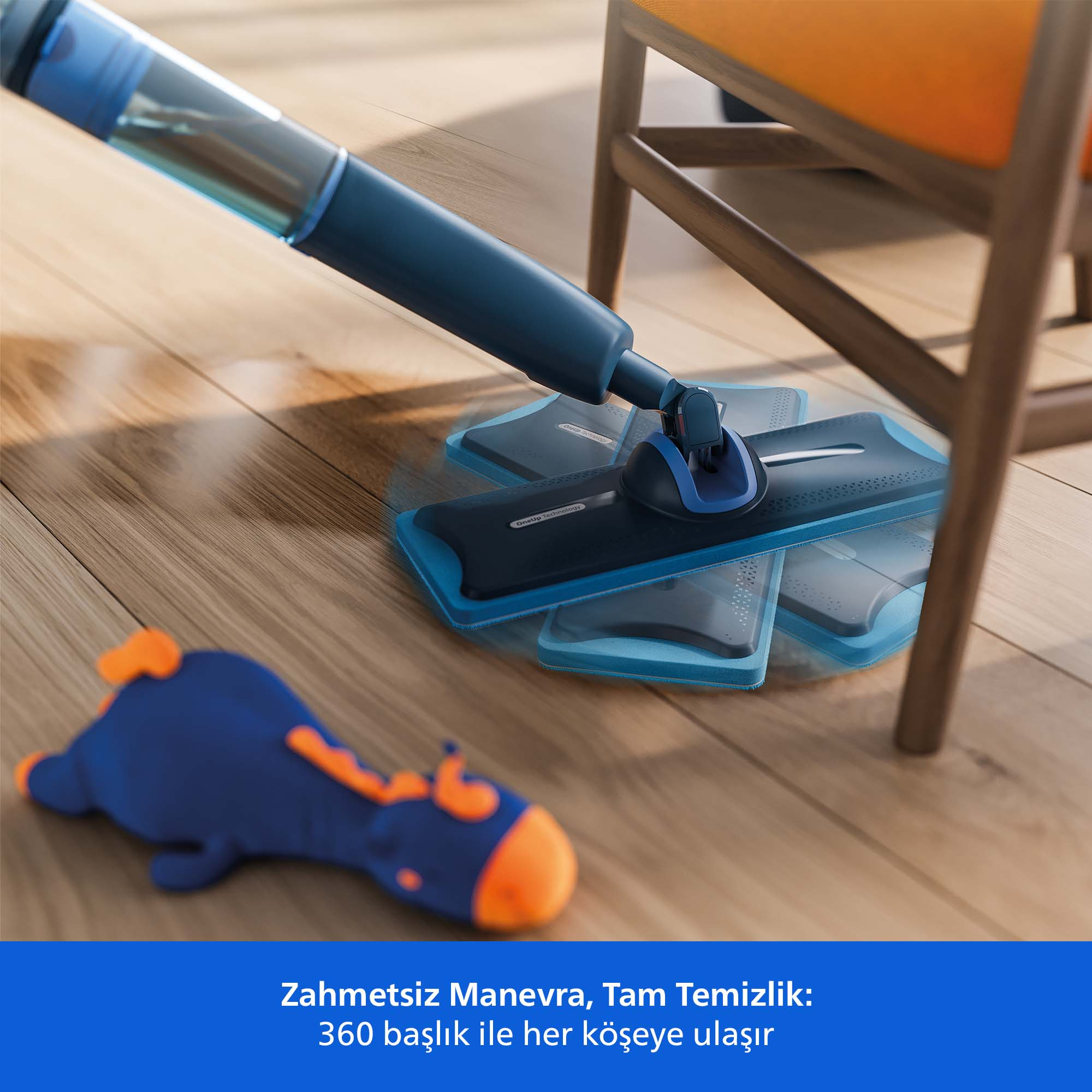 Su haznesine sahip mavi bir paspas, ahşap bir sandalyenin yanında ahşap zemini temizliyor.