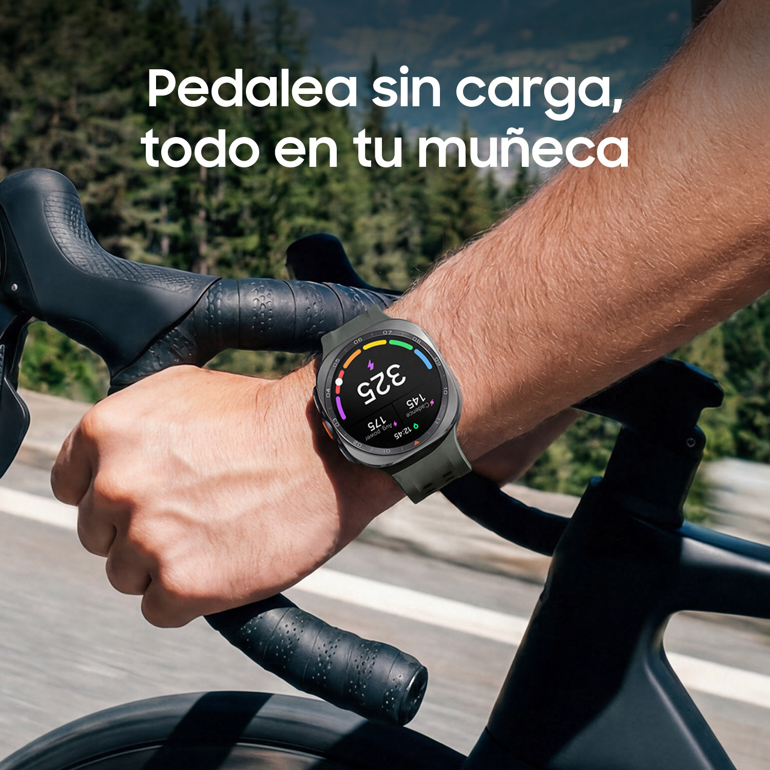 Ciclista con reloj inteligente en la muñeca, sujetando manillar de bici.