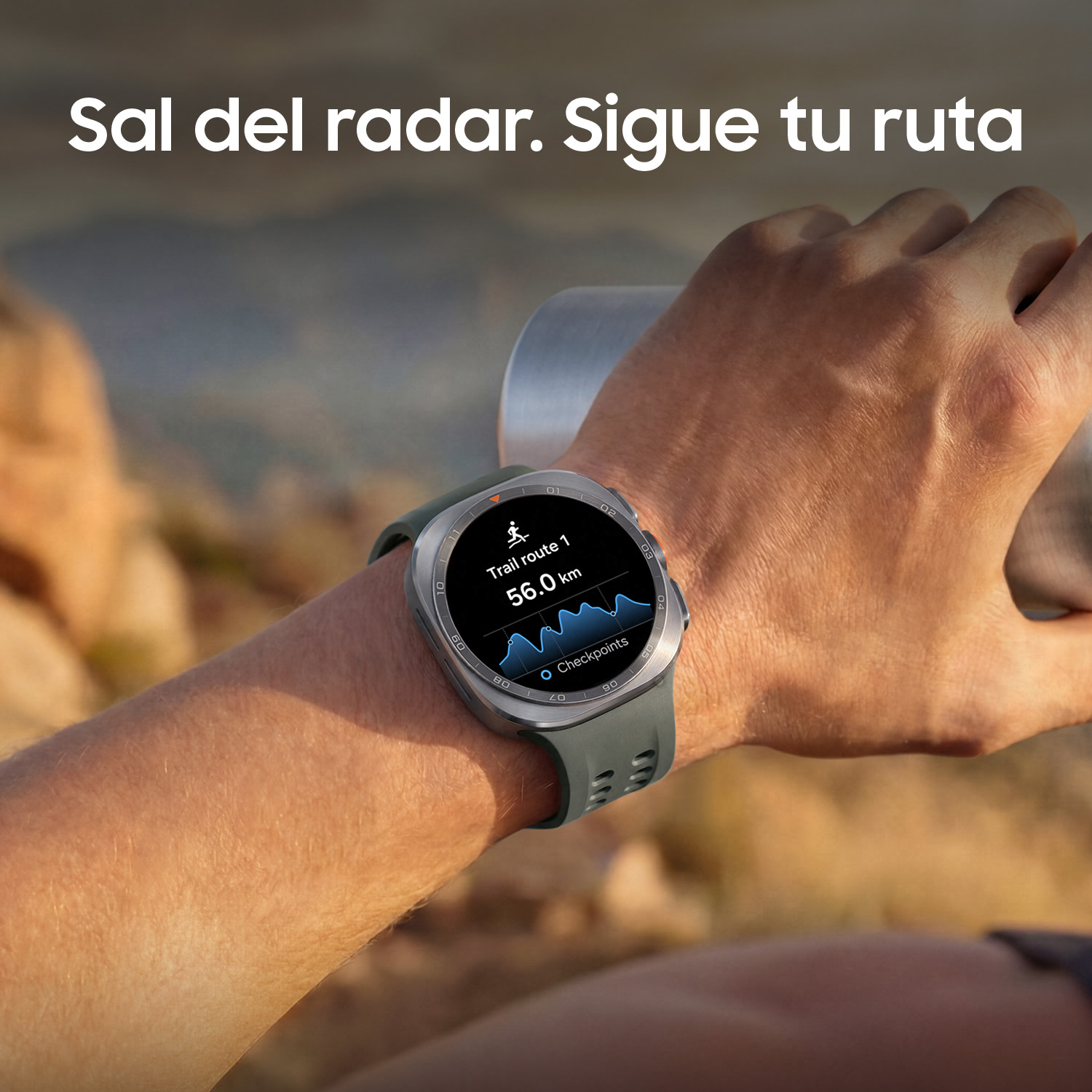 Un reloj muestra una ruta de 56 km en una muñeca. El fondo está desenfocado.