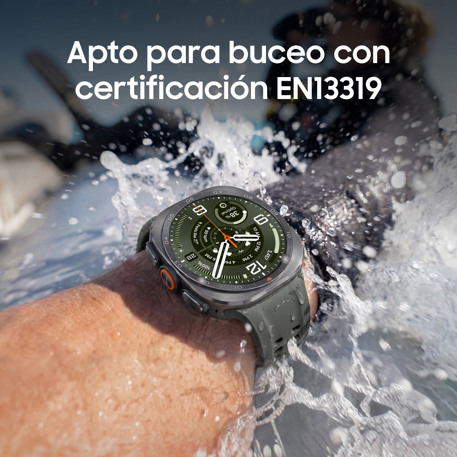 Un reloj inteligente con correa verde y pantalla digital salpica en el agua.