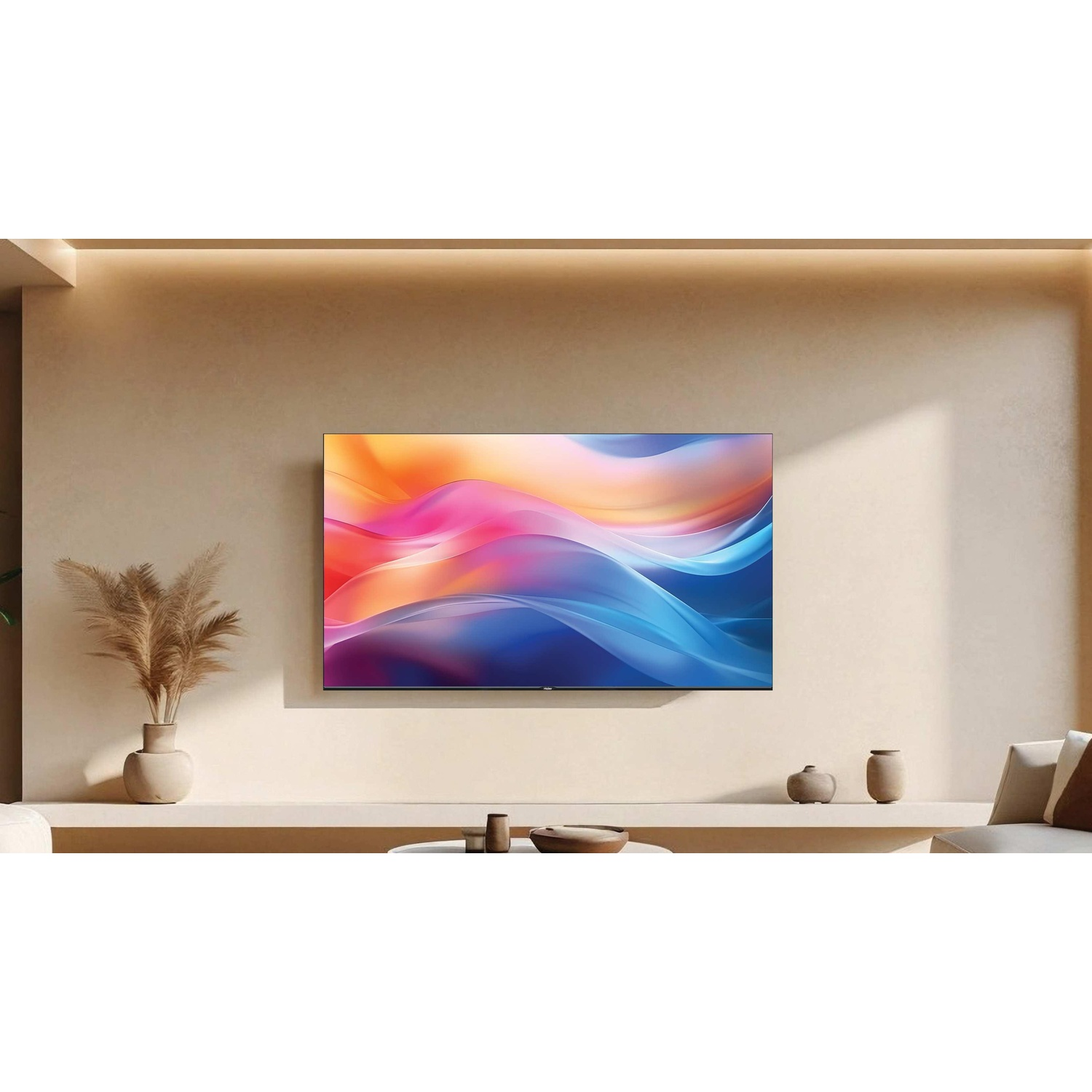 TV moderno con immagine vibrante su parete semplice sopra mensola.