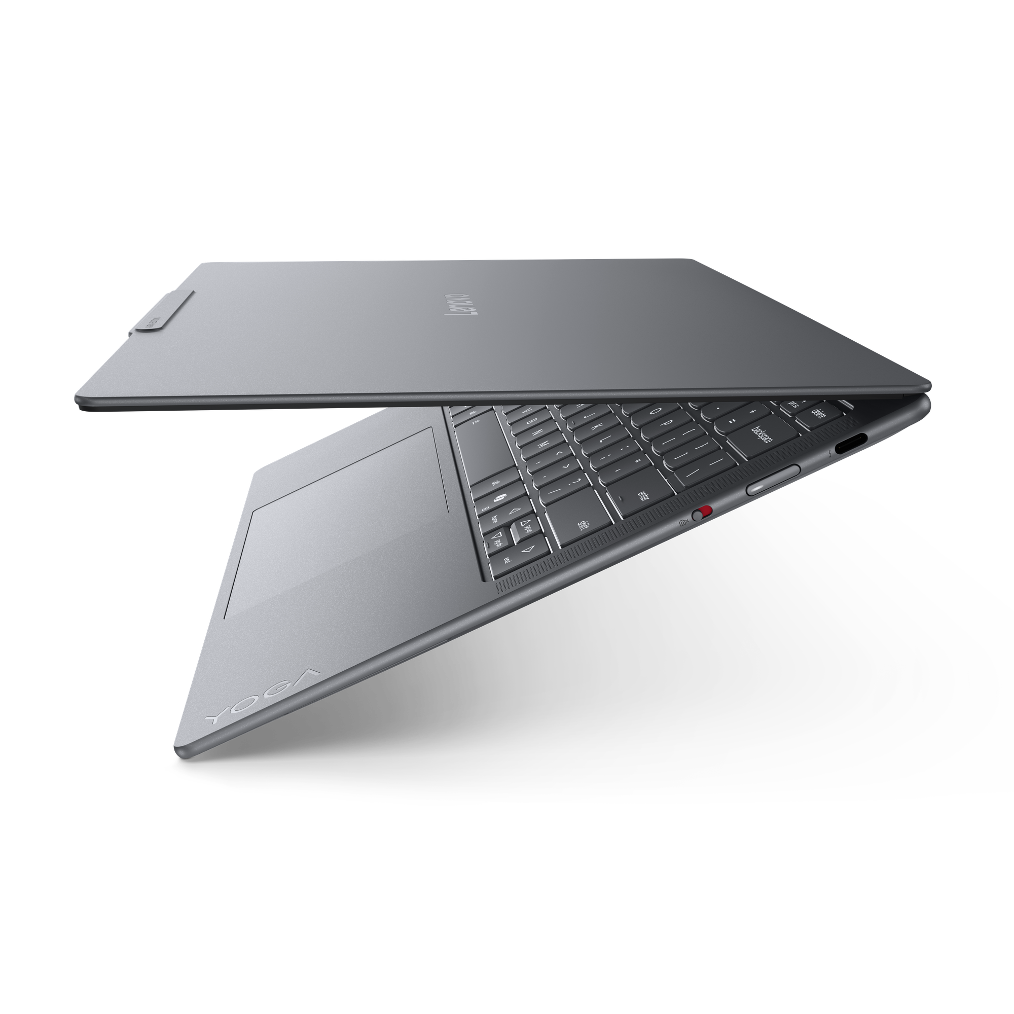 Ein silberner Laptop ist geöffnet, Tastatur und Touchpad sind sichtbar.