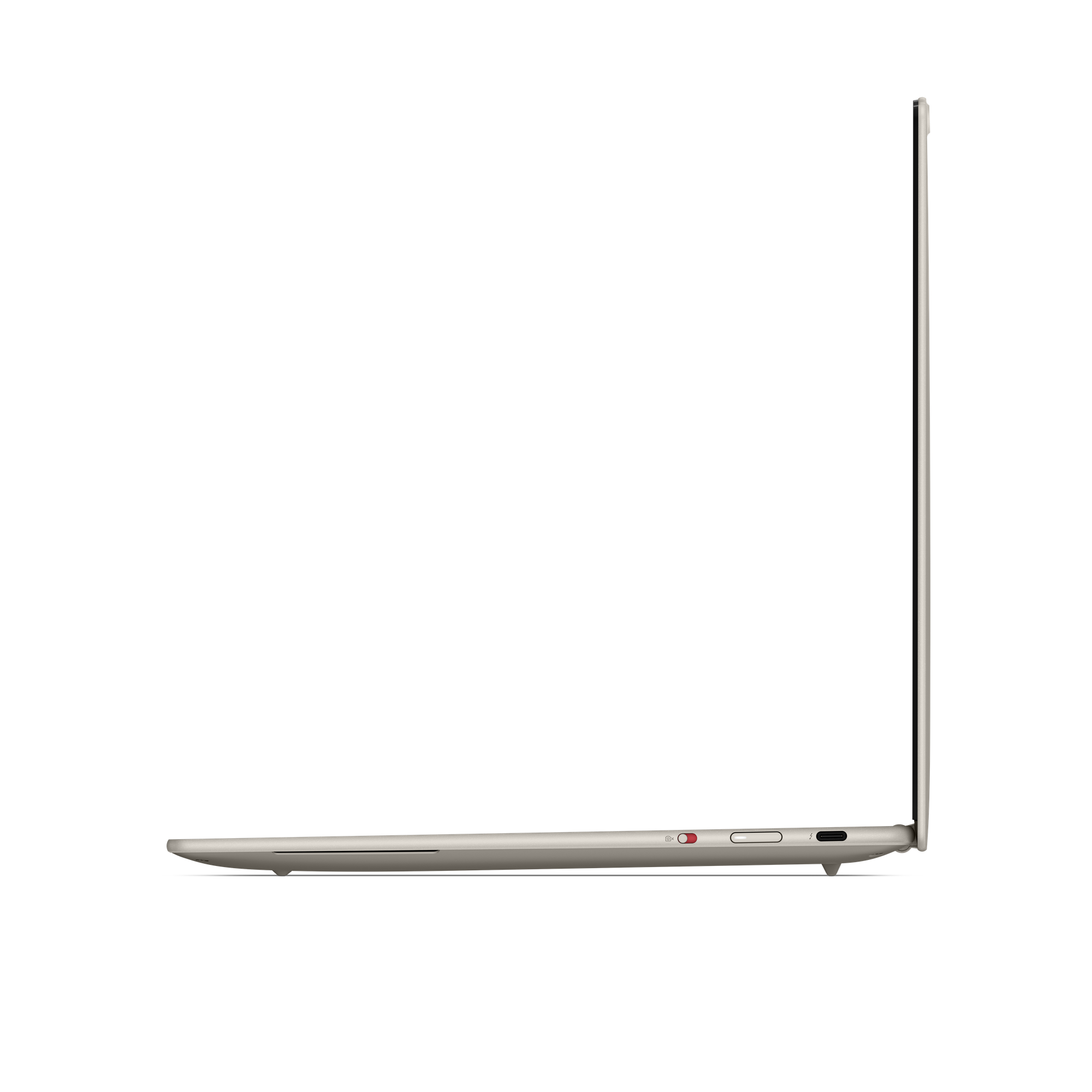 Ein geschlossener, heller Laptop im Seitenprofil. Er hat einen schmalen Rahmen und sichtbare Anschlüsse.
