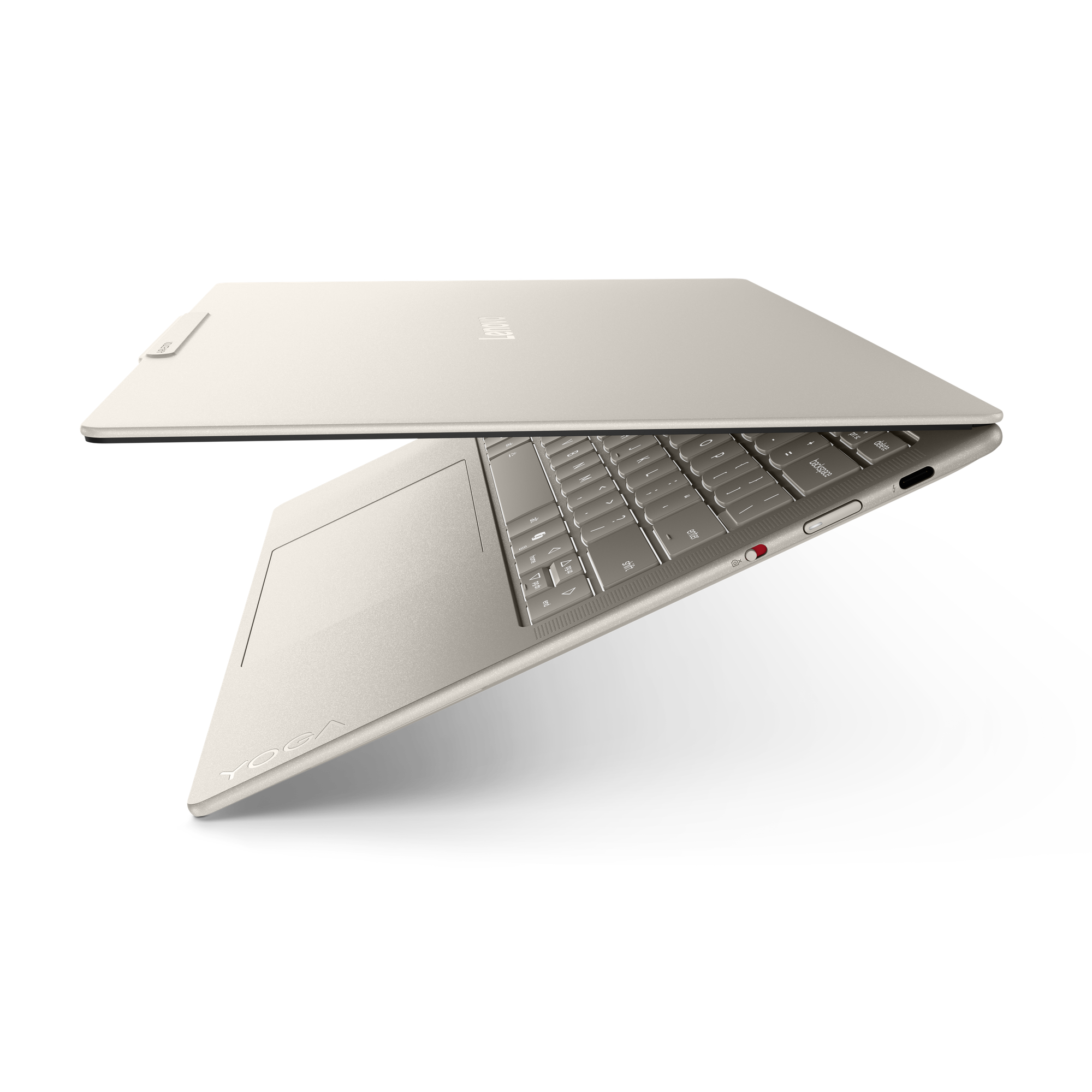 Ein offenes silbernes Lenovo Yoga Laptop mit Tastatur und Touchpad auf schwarzem Hintergrund.