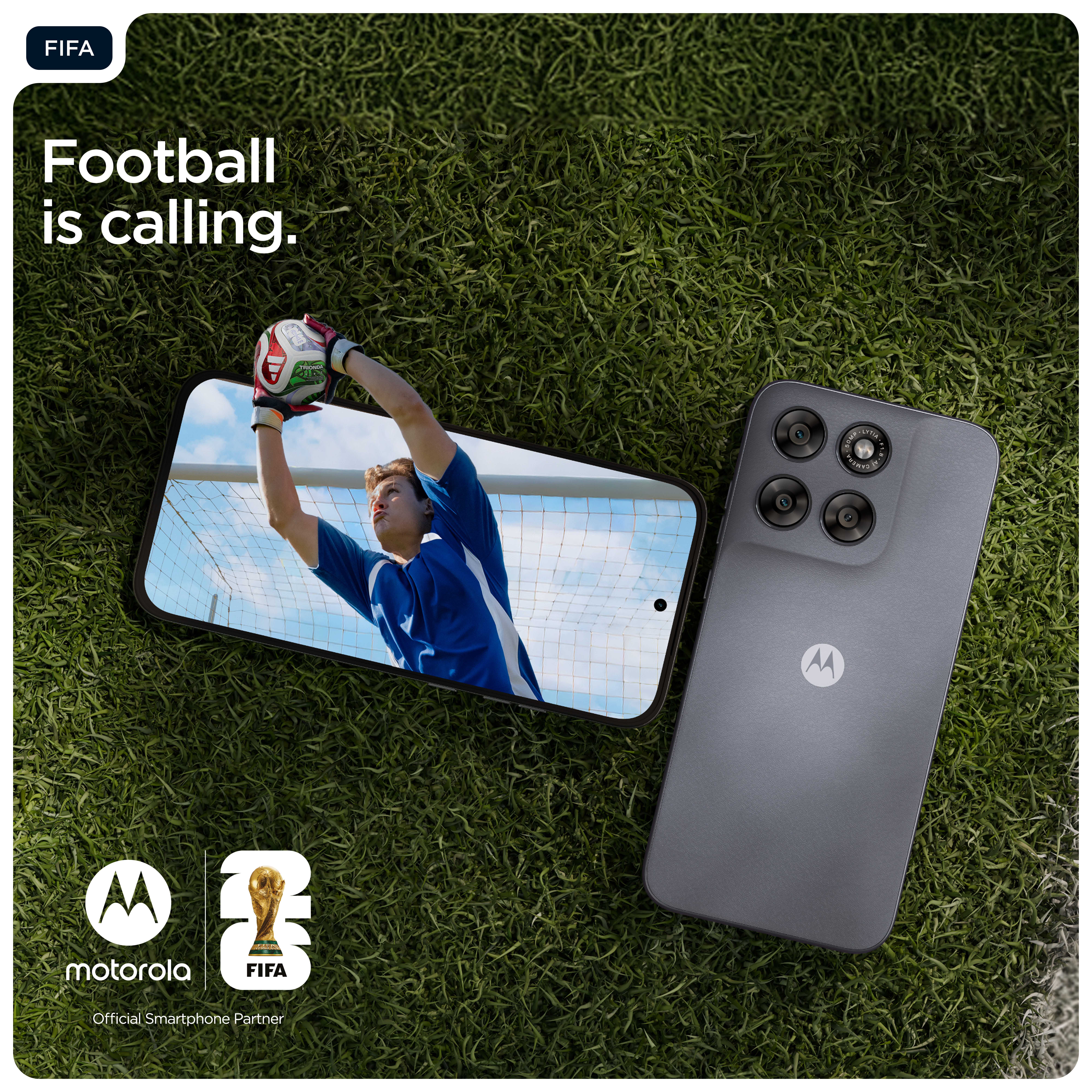 Ein Handy liegt auf Kunstrasen neben einem Fußballtorwart, der einen Ball fängt.
