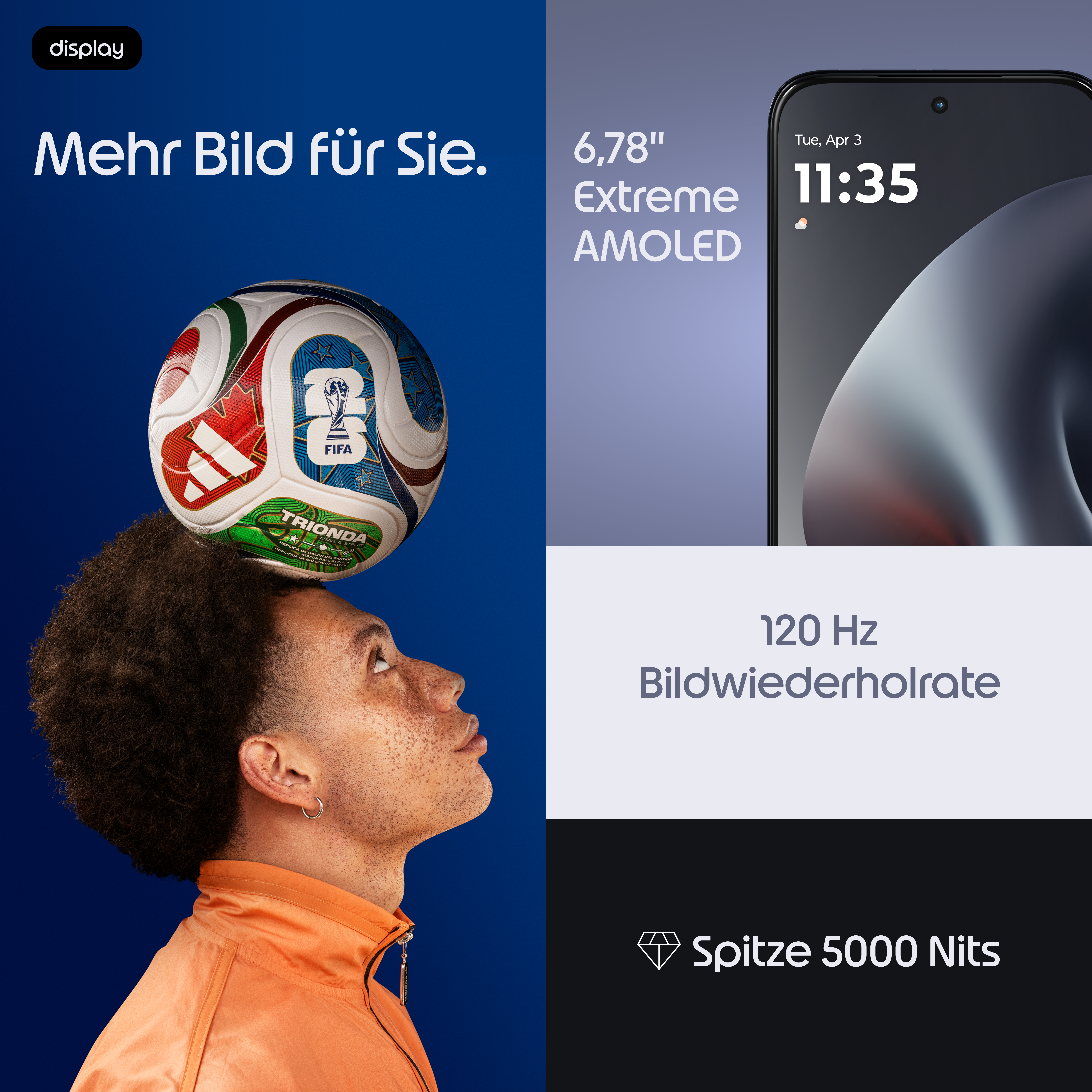 Ein Mann balanciert einen Fußball auf dem Kopf, neben einer Handy-Anzeige.