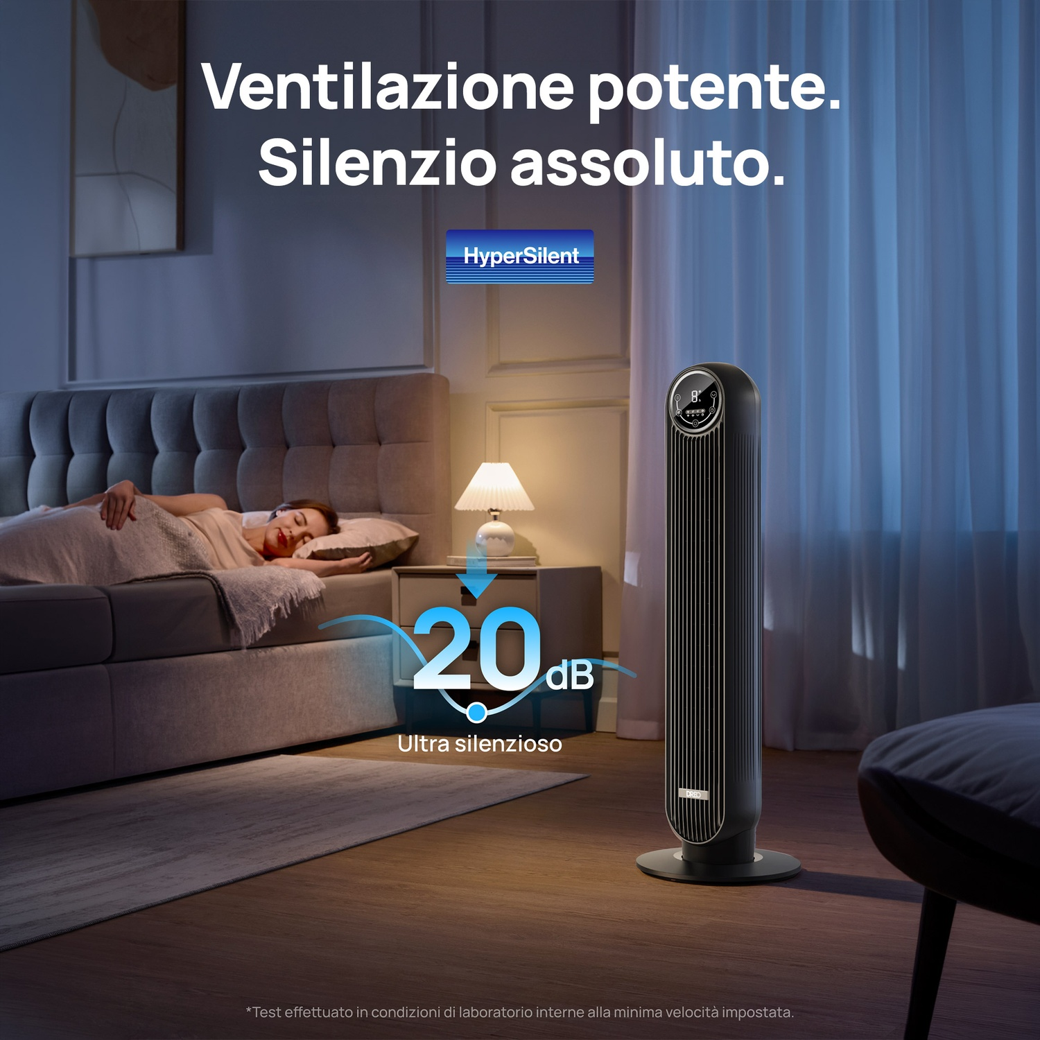 Un ventilatore a torre snello vicino a un letto dove dorme una donna. Livello rumore 20 dB.