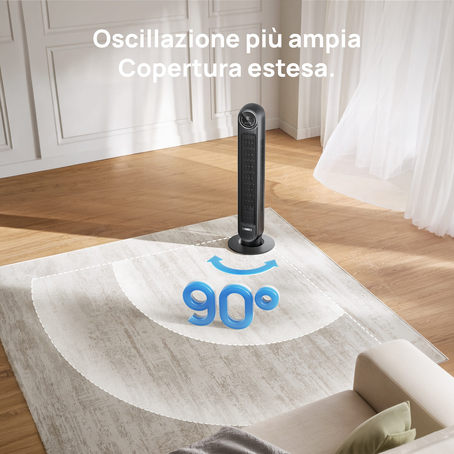 Un ventilatore a torre nero su un tappeto mostra un indicatore di oscillazione di 90 gradi.