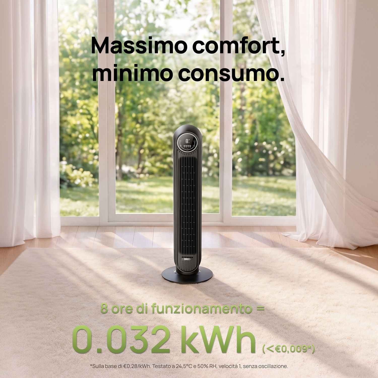 Un ventilatore a torre nero è su un tappeto chiaro davanti a una finestra con tende.