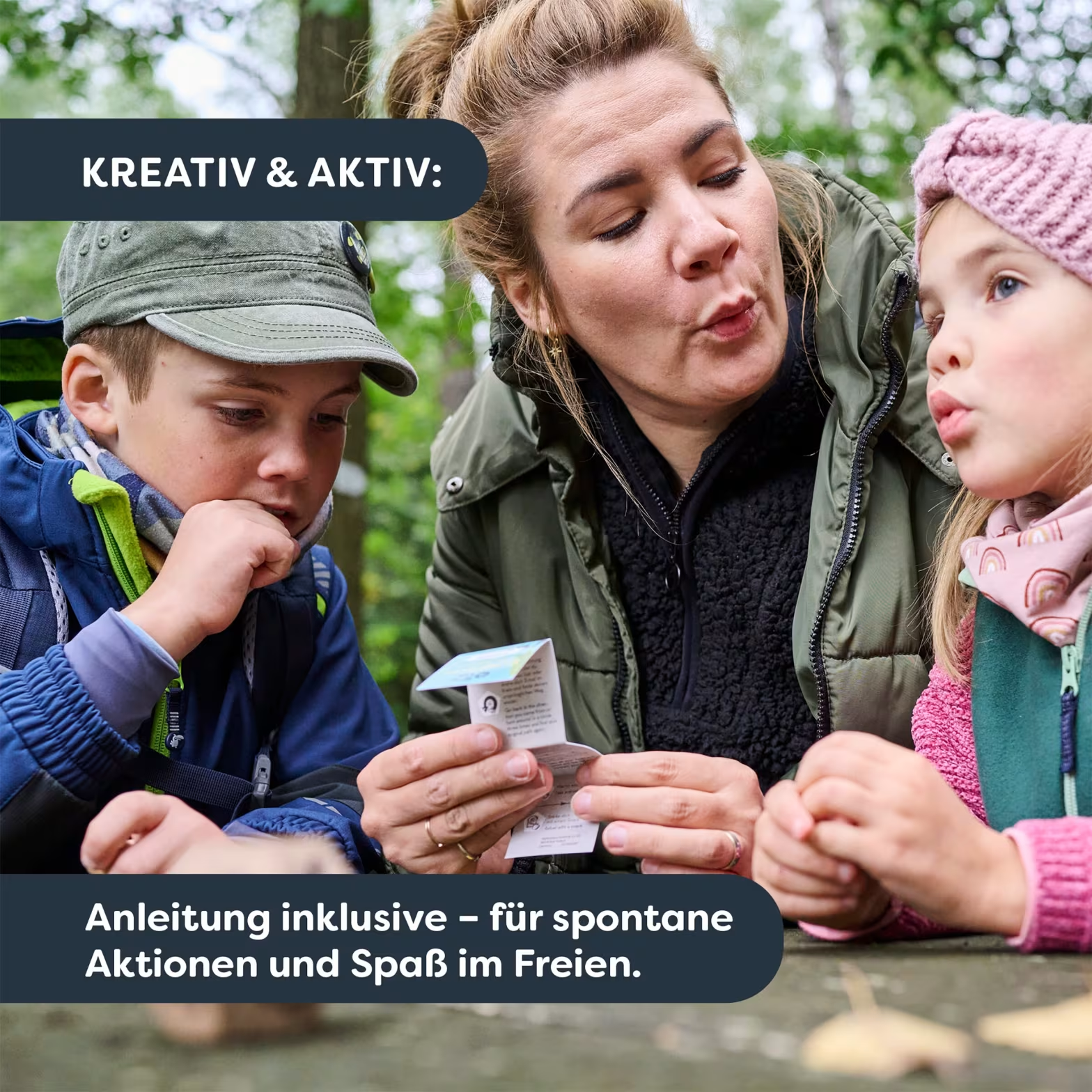 Nő két gyerekkel a szabadban utasításokat olvas.